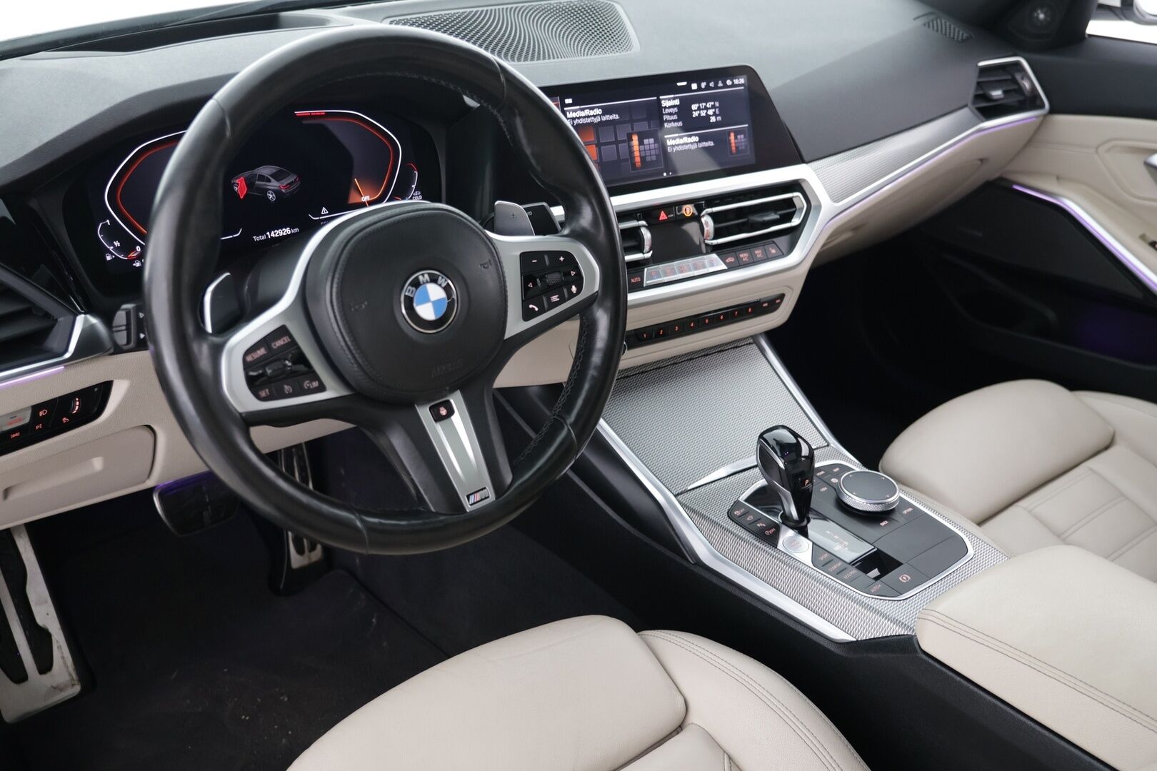 BMW 330 2019 G20 Sedan 330i A Launch Edition M Sport - Webasto | H&K | HUD | 360 peruutuskamera | Laser | Muistipenkki kuljettalla | Nahkasport-istuimet | Lasikattoluukku | Vaalea nahkasisusta | Ambient Light | 