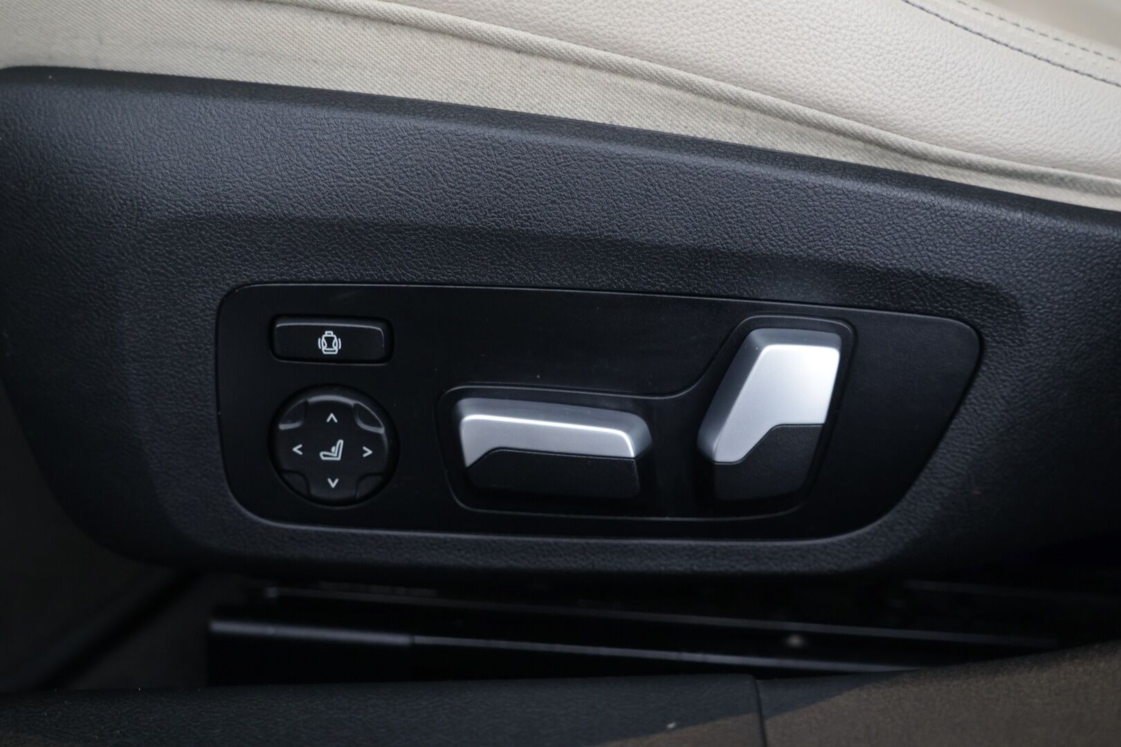 BMW 330 2019 G20 Sedan 330i A Launch Edition M Sport - Webasto | H&K | HUD | 360 peruutuskamera | Laser | Muistipenkki kuljettalla | Nahkasport-istuimet | Lasikattoluukku | Vaalea nahkasisusta | Ambient Light | 