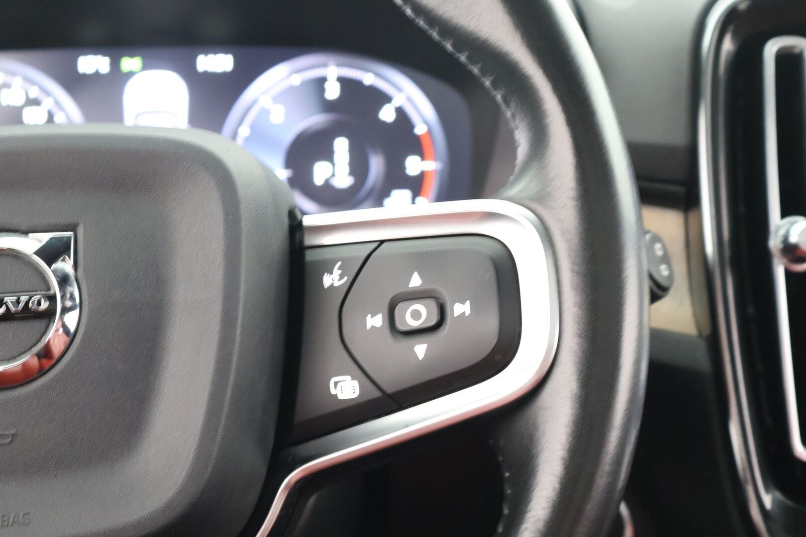 Volvo XC40 2019 D4 AWD Inscription aut - ACC | H/K | Muistipenkki | Panorama | BLIS | P-kamera | Webasto | Mukautuvat LED ajovalot | Apple & Android 