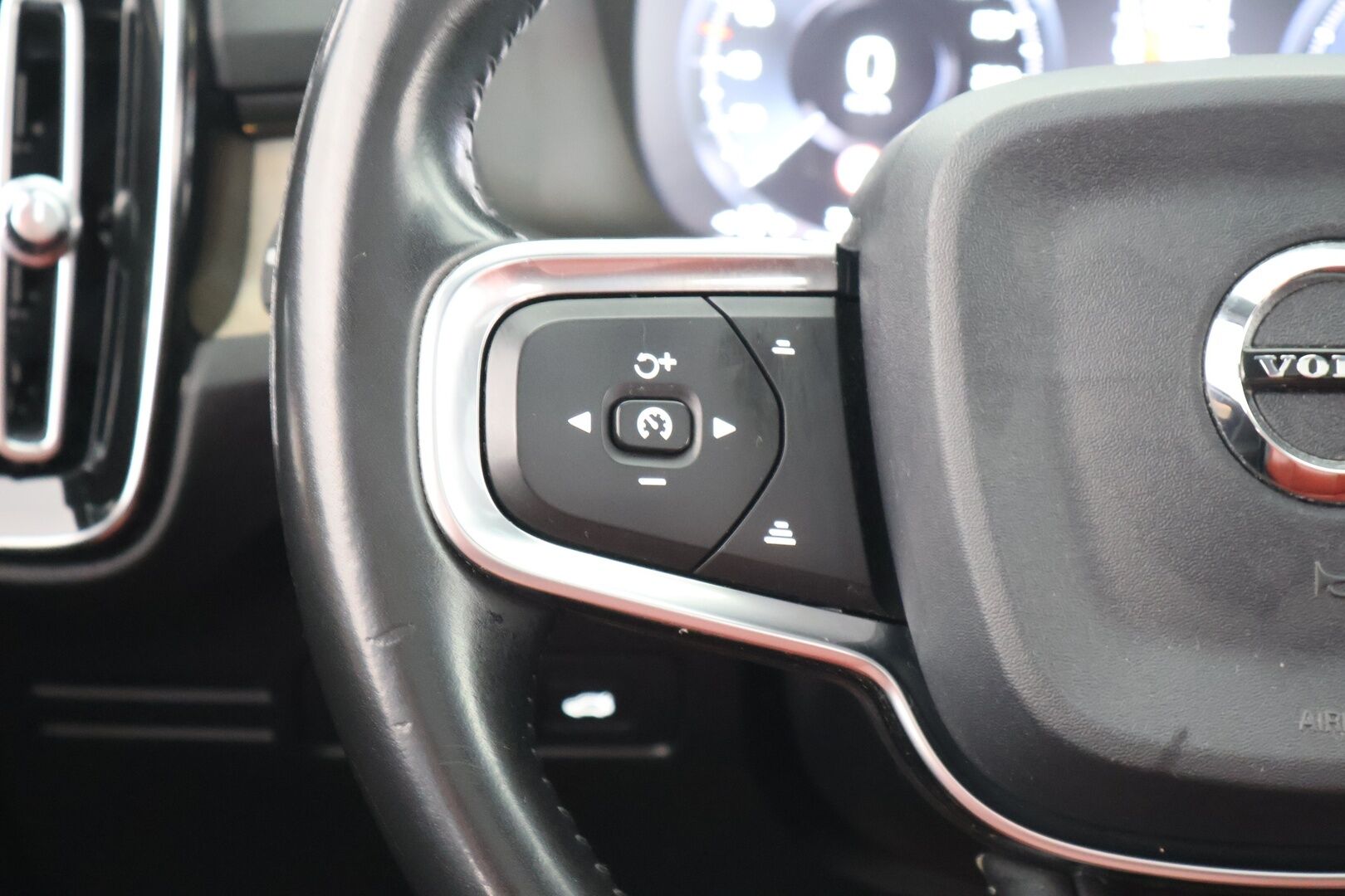 Volvo XC40 2019 D4 AWD Inscription aut - ACC | H/K | Muistipenkki | Panorama | BLIS | P-kamera | Webasto | Mukautuvat LED ajovalot | Apple & Android 