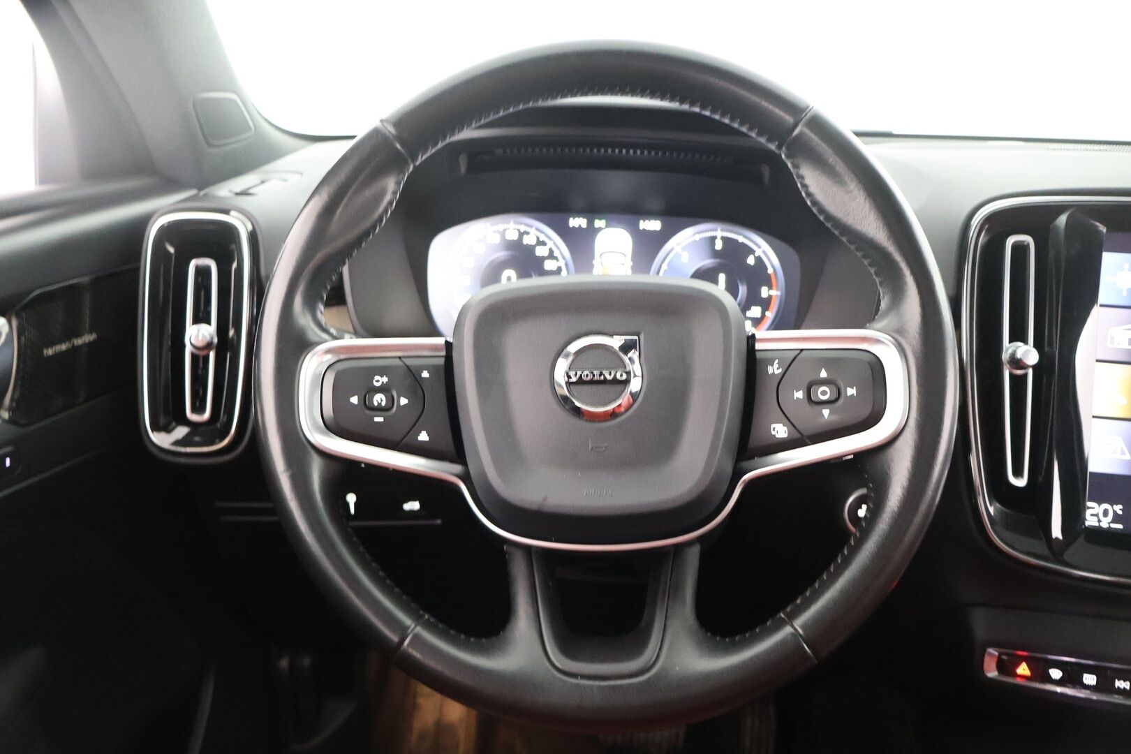 Volvo XC40 2019 D4 AWD Inscription aut - ACC | H/K | Muistipenkki | Panorama | BLIS | P-kamera | Webasto | Mukautuvat LED ajovalot | Apple & Android 