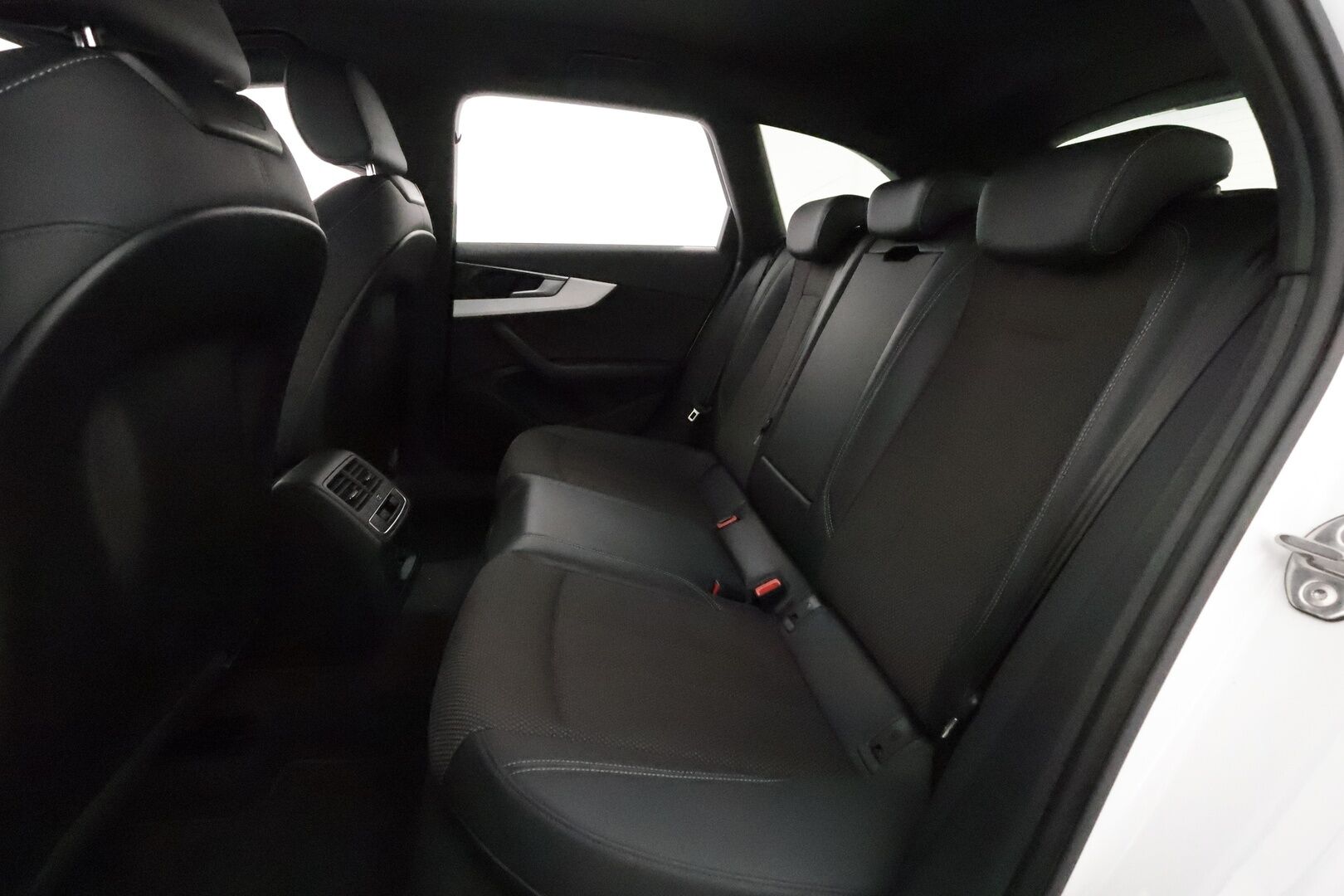 Audi A4 2021 Avant Business S line 40 TFSI 150 kW MHEV *ACC / P.kamera / Matrix LED / Koukku / Webasto / Digimittaristo* - 1.Om Suomi-auto / Kahdet renkaat aluvanteilla / Merkkihuollettu
