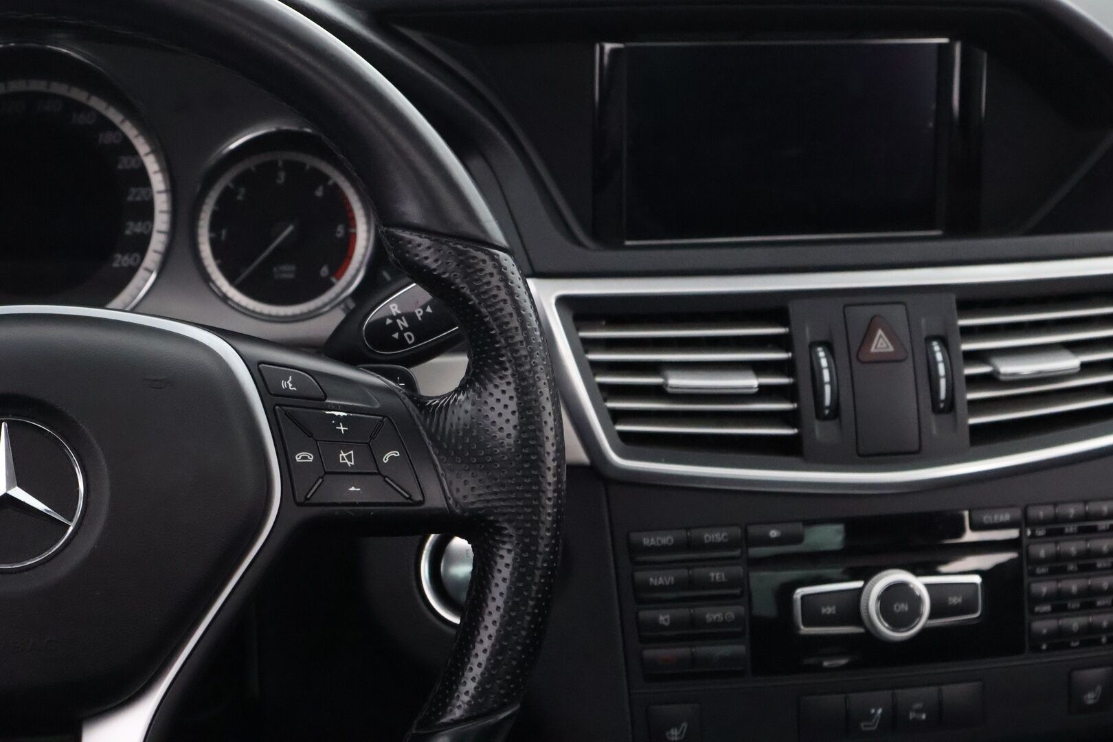 Mercedes-Benz E 2012 350 CDI 4Matic Sedan - Distronic+ / Kattoluukku / Ortopedi Puolinahat / Vetokoukku / Ilma-Alusta / KeylessGo / Peruutustutkat / ILS-Xenon!