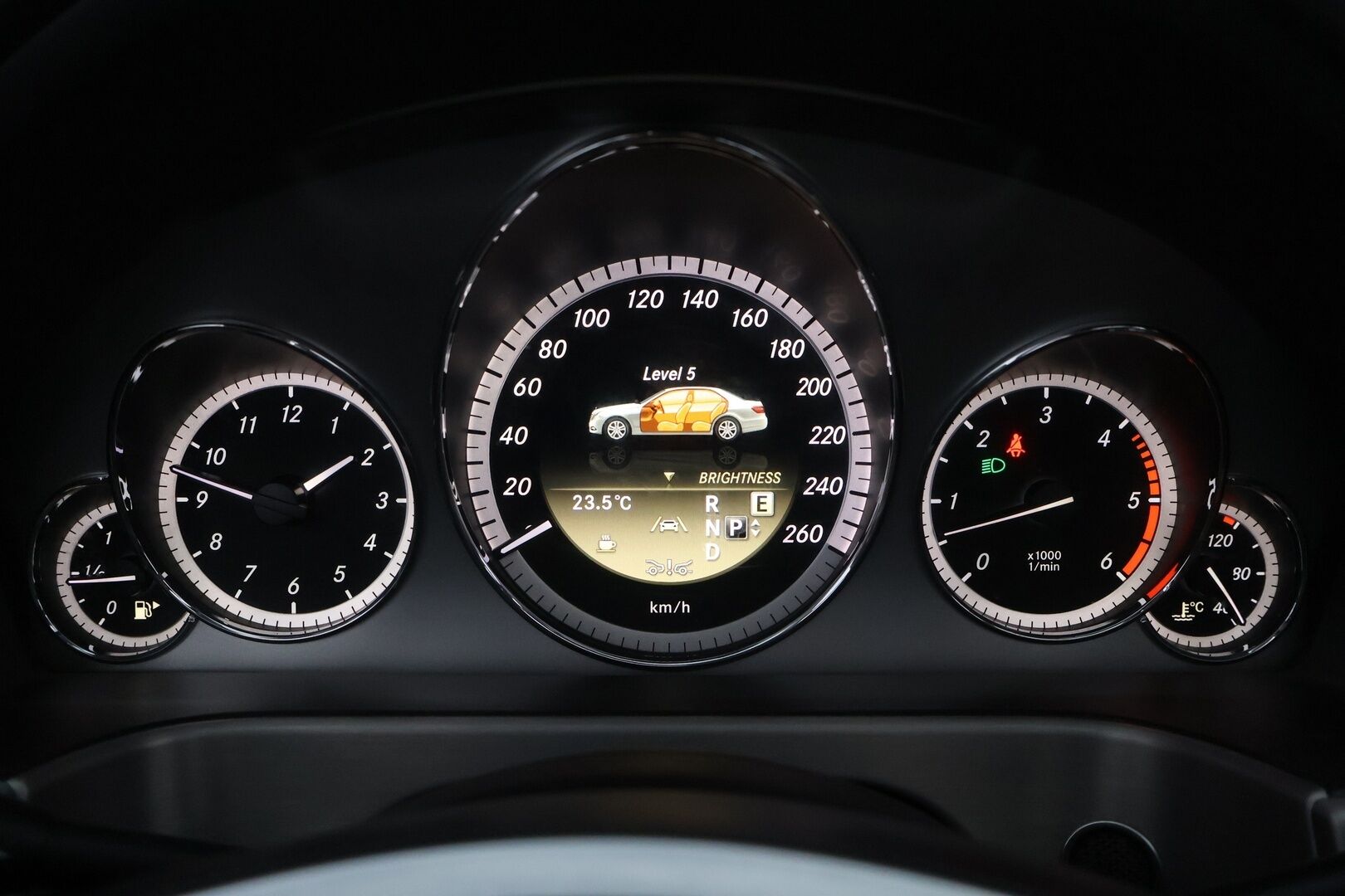 Mercedes-Benz E 2012 350 CDI 4Matic Sedan - Distronic+ / Kattoluukku / Ortopedi Puolinahat / Vetokoukku / Ilma-Alusta / KeylessGo / Peruutustutkat / ILS-Xenon!