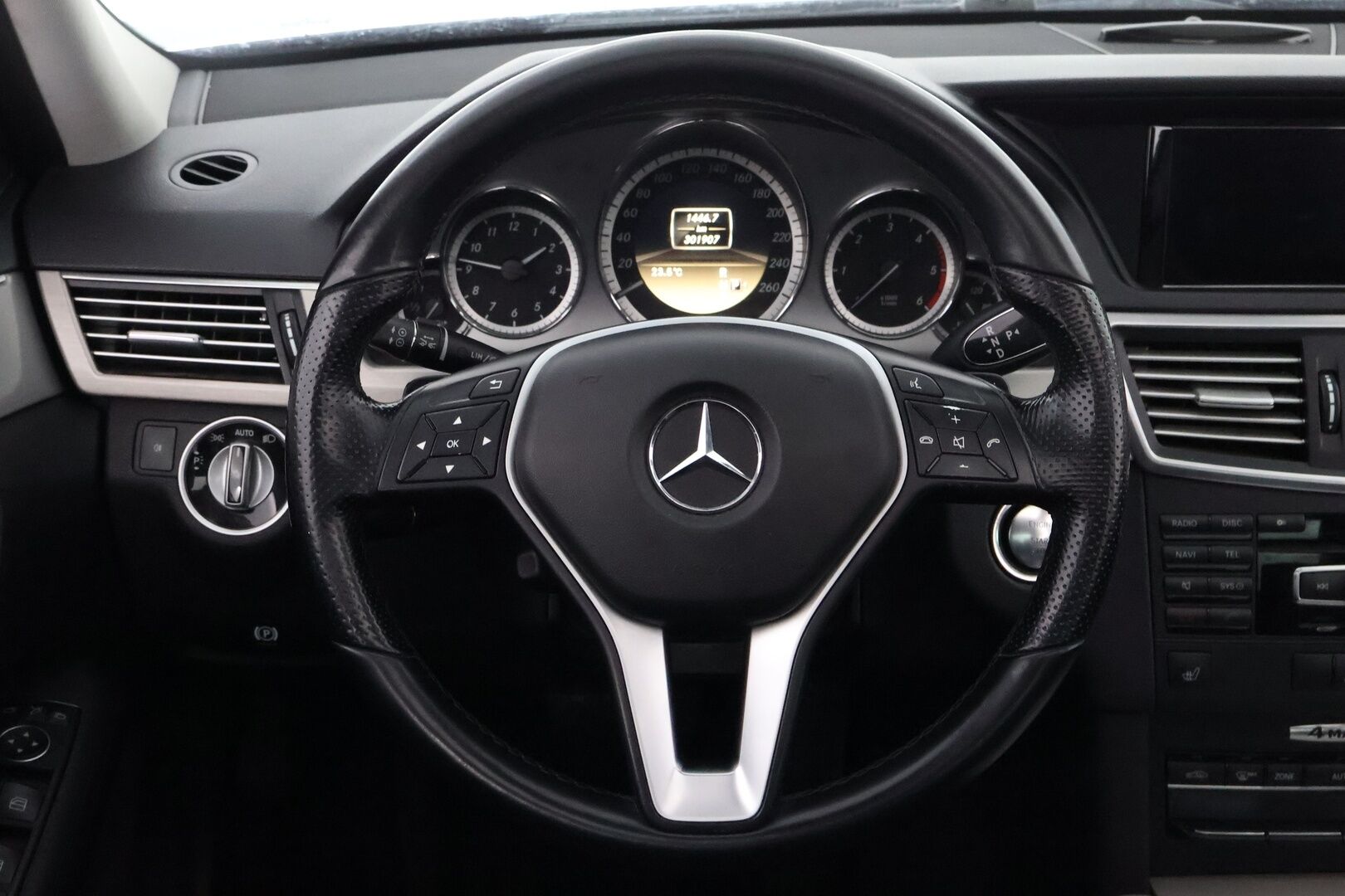 Mercedes-Benz E 2012 350 CDI 4Matic Sedan - Distronic+ / Kattoluukku / Ortopedi Puolinahat / Vetokoukku / Ilma-Alusta / KeylessGo / Peruutustutkat / ILS-Xenon!