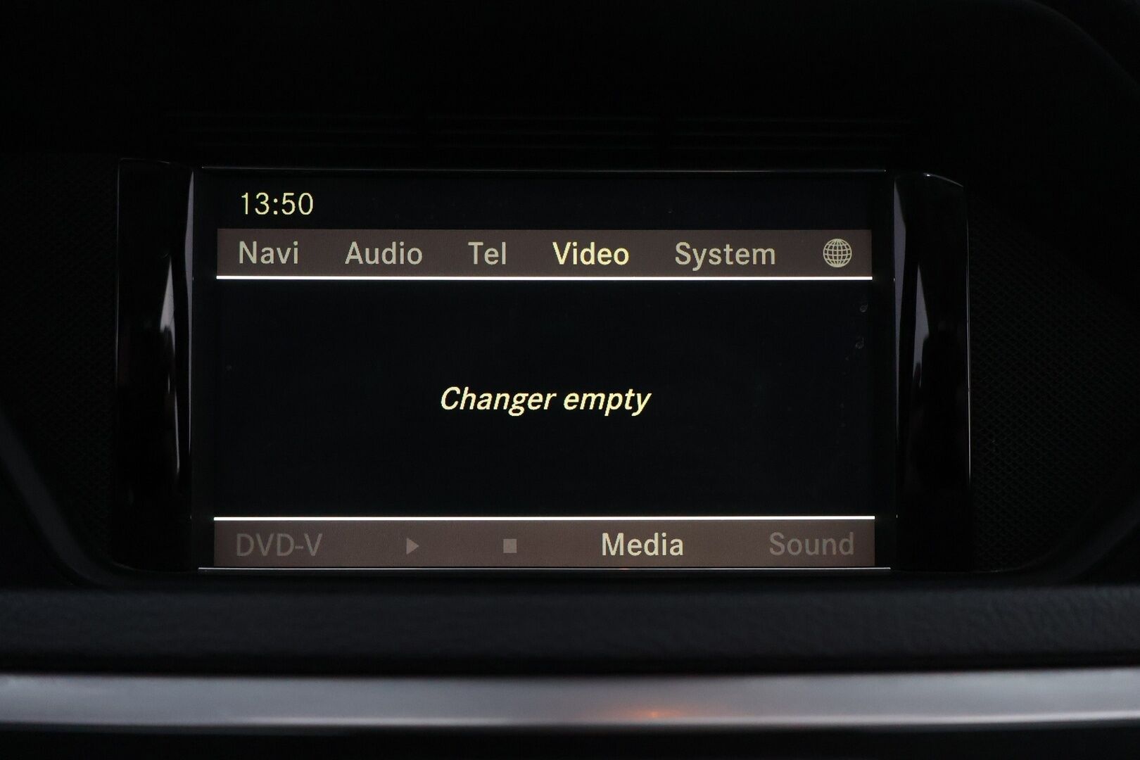 Mercedes-Benz E 2012 350 CDI 4Matic Sedan - Distronic+ / Kattoluukku / Ortopedi Puolinahat / Vetokoukku / Ilma-Alusta / KeylessGo / Peruutustutkat / ILS-Xenon!