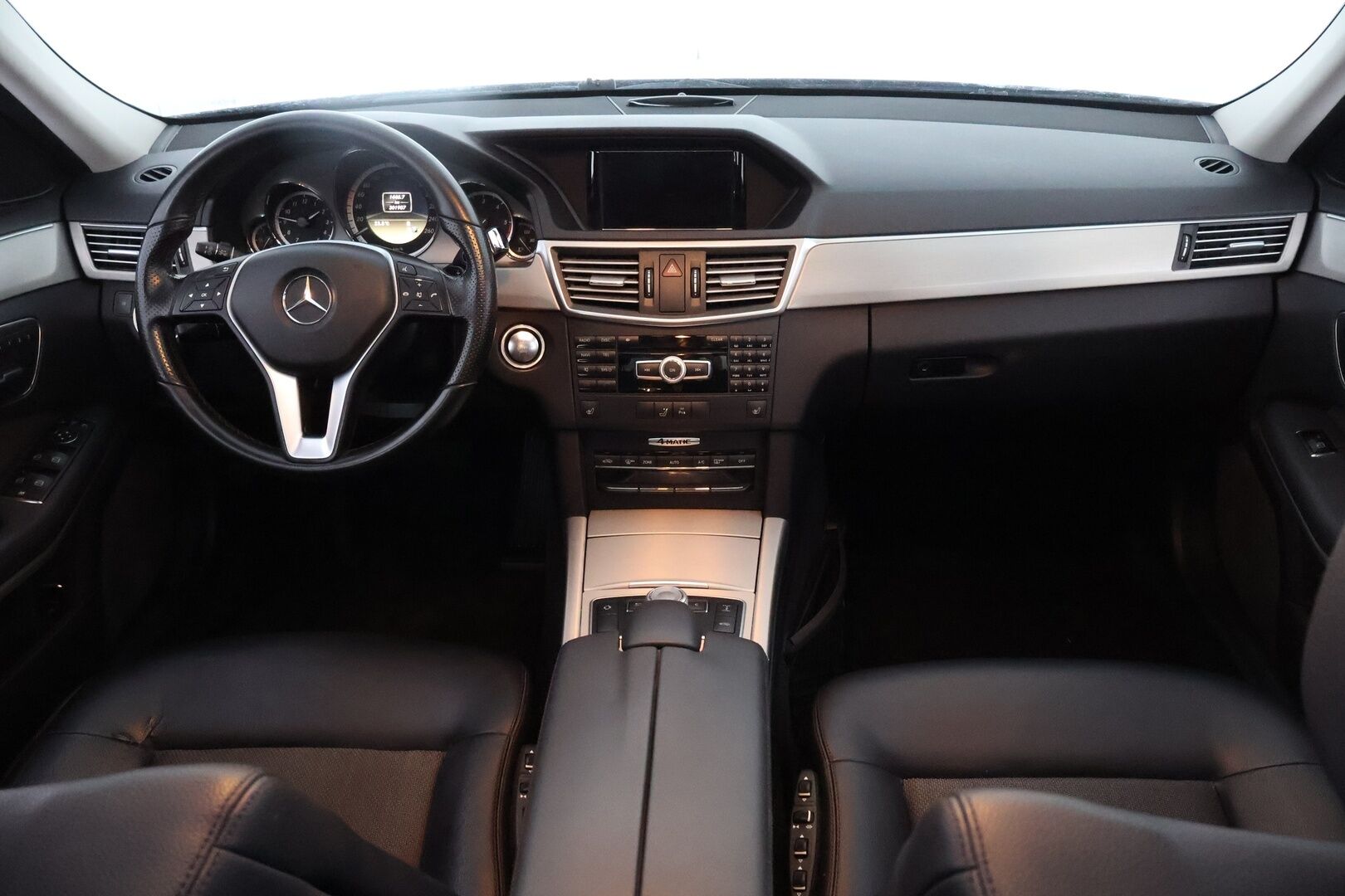 Mercedes-Benz E 2012 350 CDI 4Matic Sedan - Distronic+ / Kattoluukku / Ortopedi Puolinahat / Vetokoukku / Ilma-Alusta / KeylessGo / Peruutustutkat / ILS-Xenon!