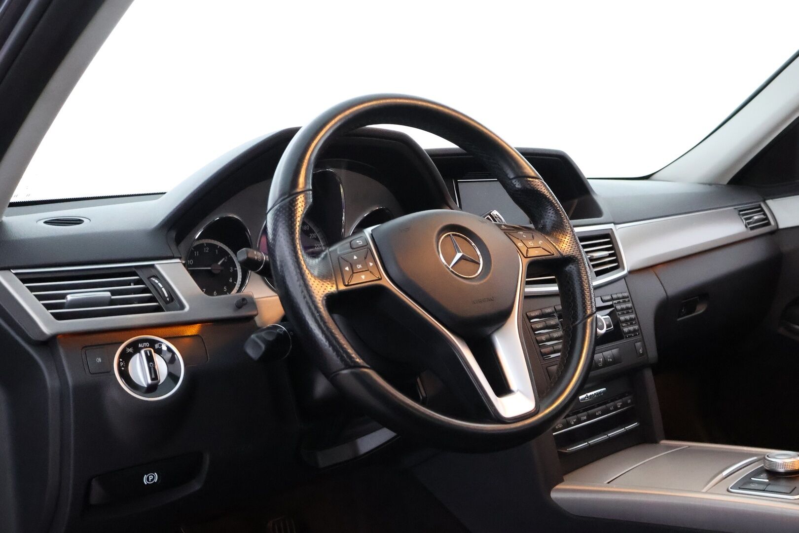 Mercedes-Benz E 2012 350 CDI 4Matic Sedan - Distronic+ / Kattoluukku / Ortopedi Puolinahat / Vetokoukku / Ilma-Alusta / KeylessGo / Peruutustutkat / ILS-Xenon!