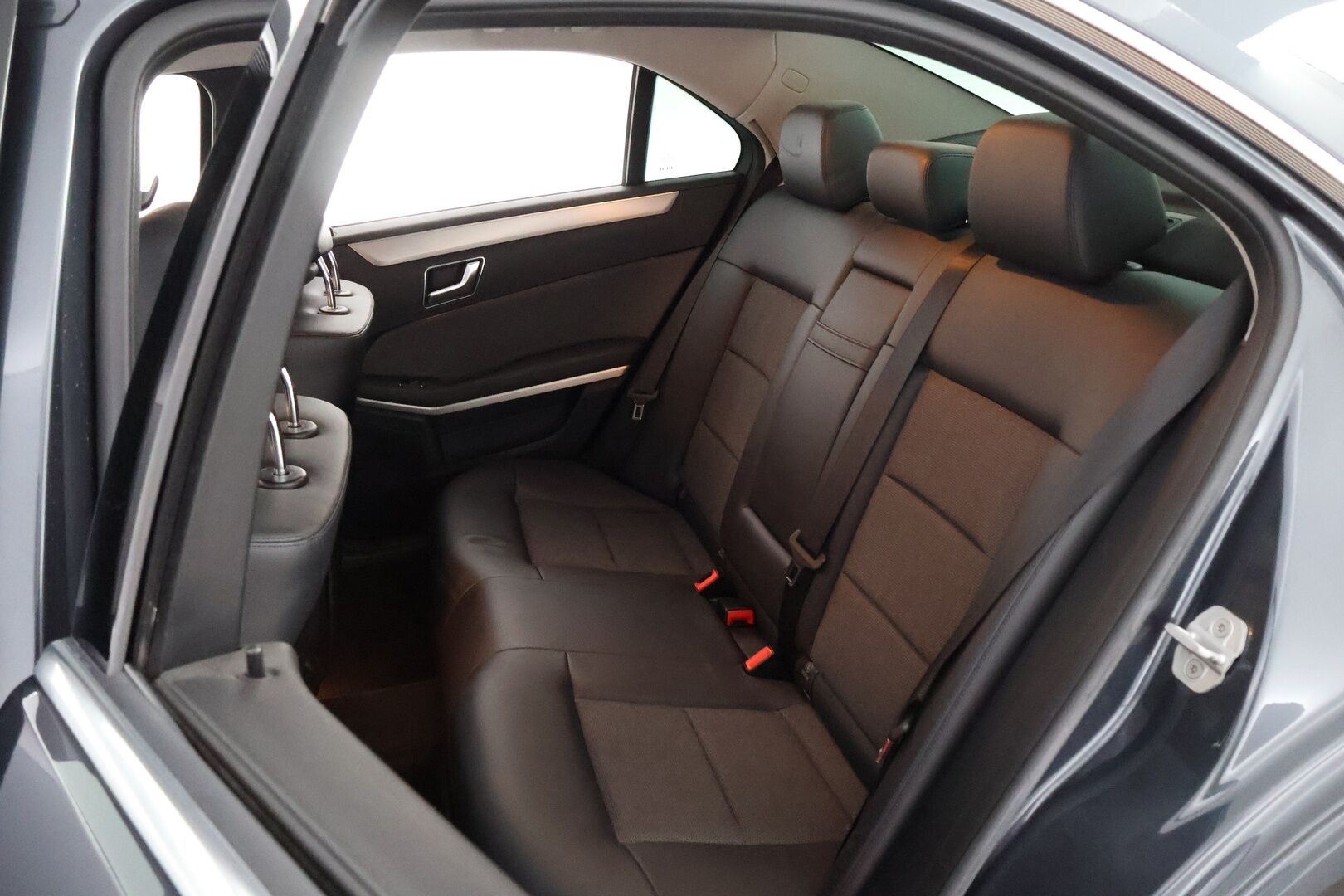 Mercedes-Benz E 2012 350 CDI 4Matic Sedan - Distronic+ / Kattoluukku / Ortopedi Puolinahat / Vetokoukku / Ilma-Alusta / KeylessGo / Peruutustutkat / ILS-Xenon!