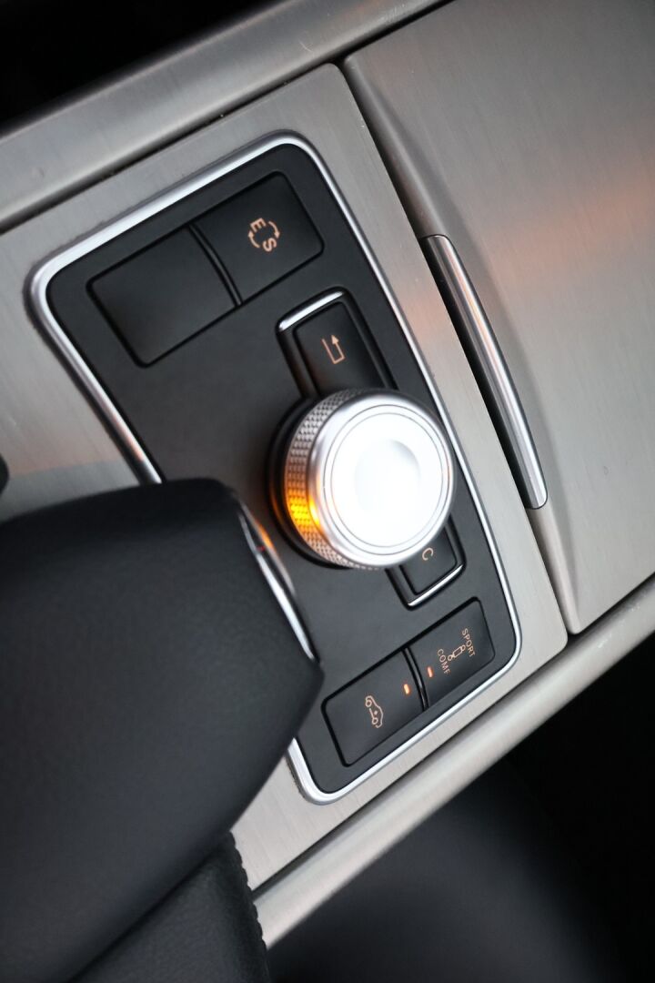 Mercedes-Benz E 2012 350 CDI 4Matic Sedan - Distronic+ / Kattoluukku / Ortopedi Puolinahat / Vetokoukku / Ilma-Alusta / KeylessGo / Peruutustutkat / ILS-Xenon!