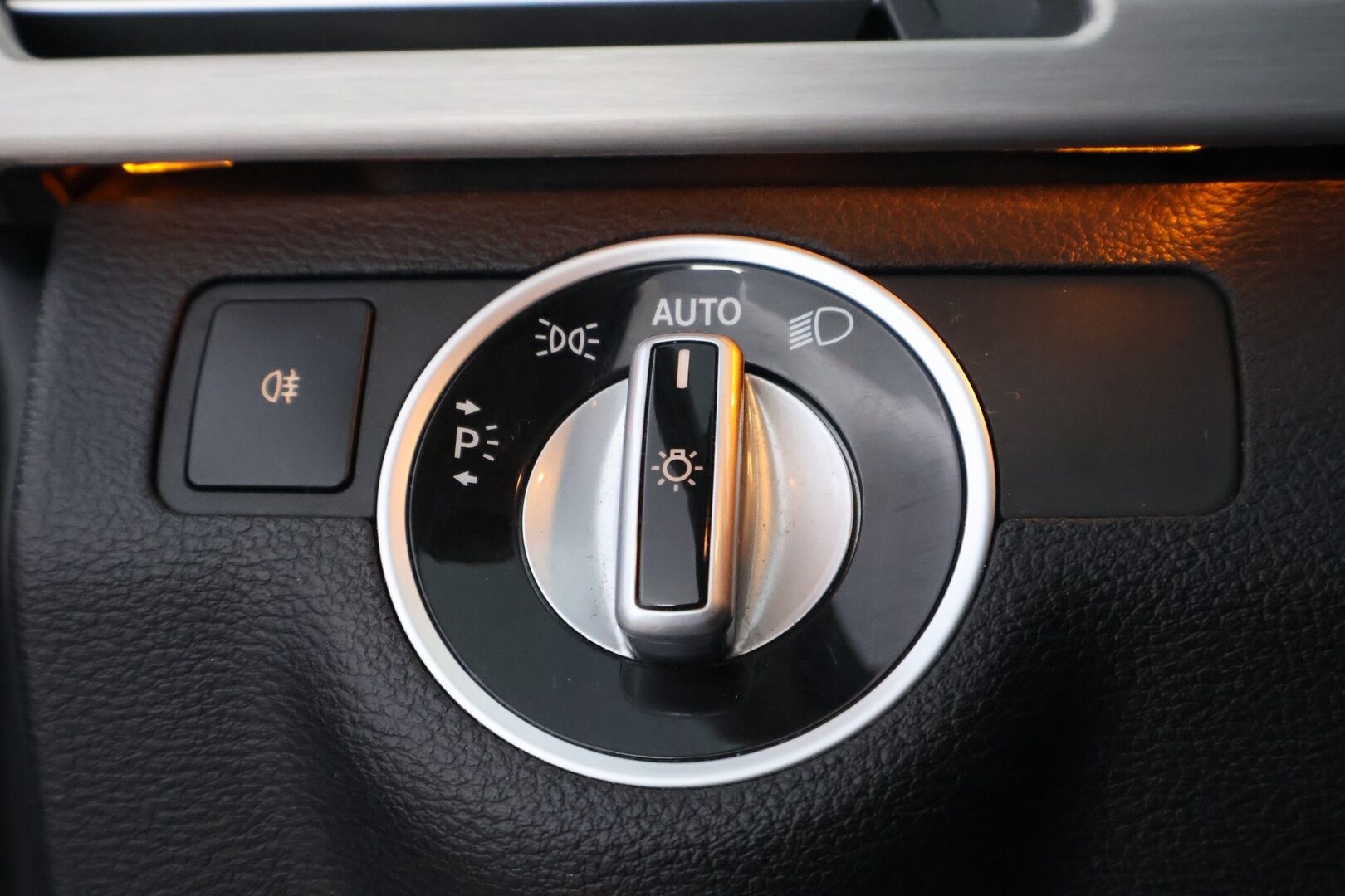 Mercedes-Benz E 2012 350 CDI 4Matic Sedan - Distronic+ / Kattoluukku / Ortopedi Puolinahat / Vetokoukku / Ilma-Alusta / KeylessGo / Peruutustutkat / ILS-Xenon!