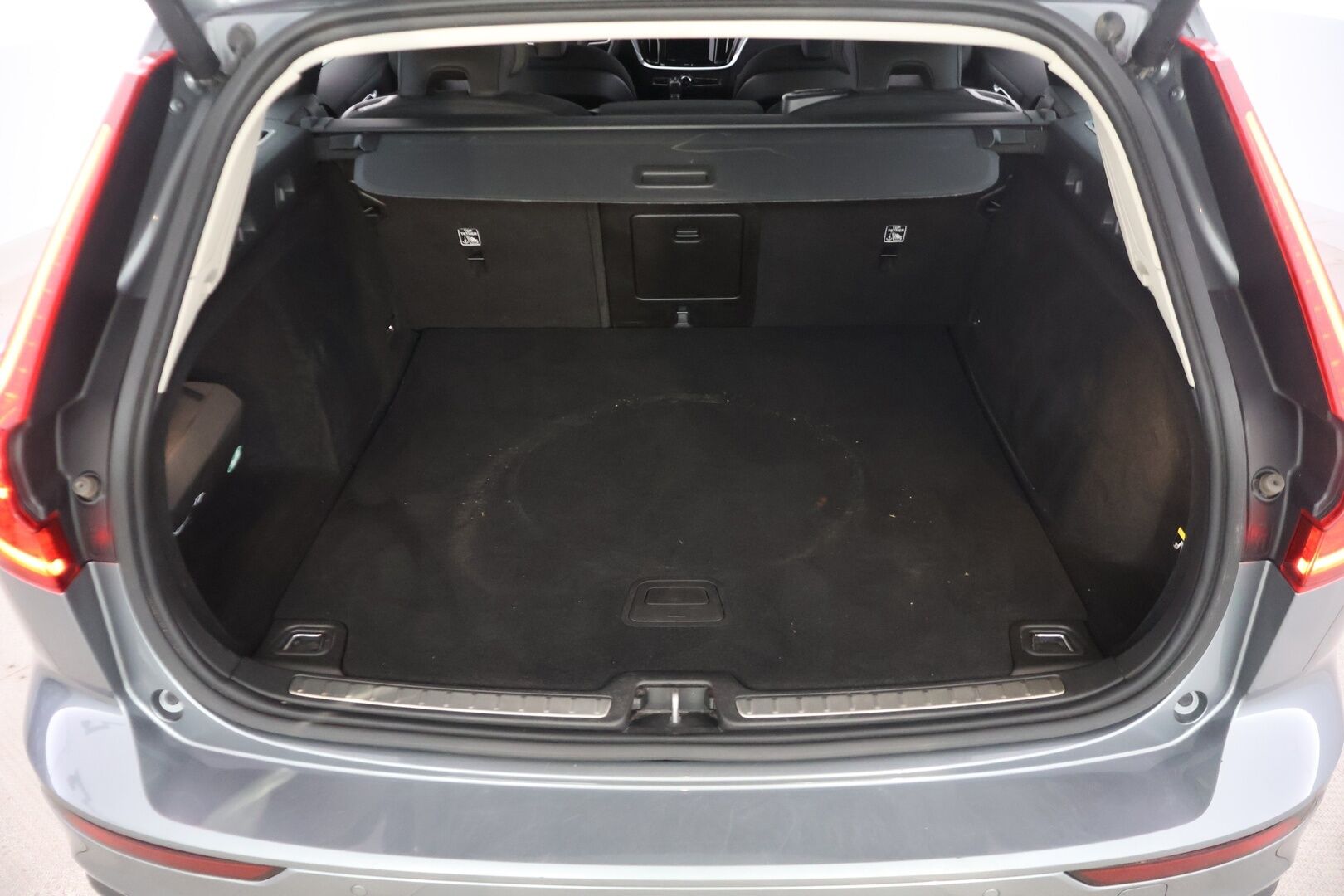 Volvo V60 2020 D3 Momentum aut - Suomi-auto | ACC | P-kamera | Webasto | SENSUS | Keylessgo | Kahdet renkaat aluvanteilla | Sähkötoiminen takaluukku | Liikennemerkki tunnistus | AppleCarPlay | Androidauto | 