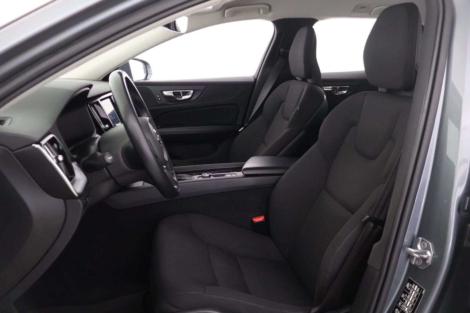 Volvo V60 2020 D3 Momentum aut - Suomi-auto | ACC | P-kamera | Webasto | SENSUS | Keylessgo | Kahdet renkaat aluvanteilla | Sähkötoiminen takaluukku | Liikennemerkki tunnistus | AppleCarPlay | Androidauto | 