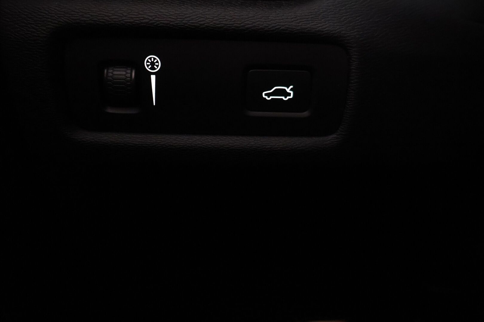 Volvo V60 2020 D3 Momentum aut - Suomi-auto | ACC | P-kamera | Webasto | SENSUS | Keylessgo | Kahdet renkaat aluvanteilla | Sähkötoiminen takaluukku | Liikennemerkki tunnistus | AppleCarPlay | Androidauto | 