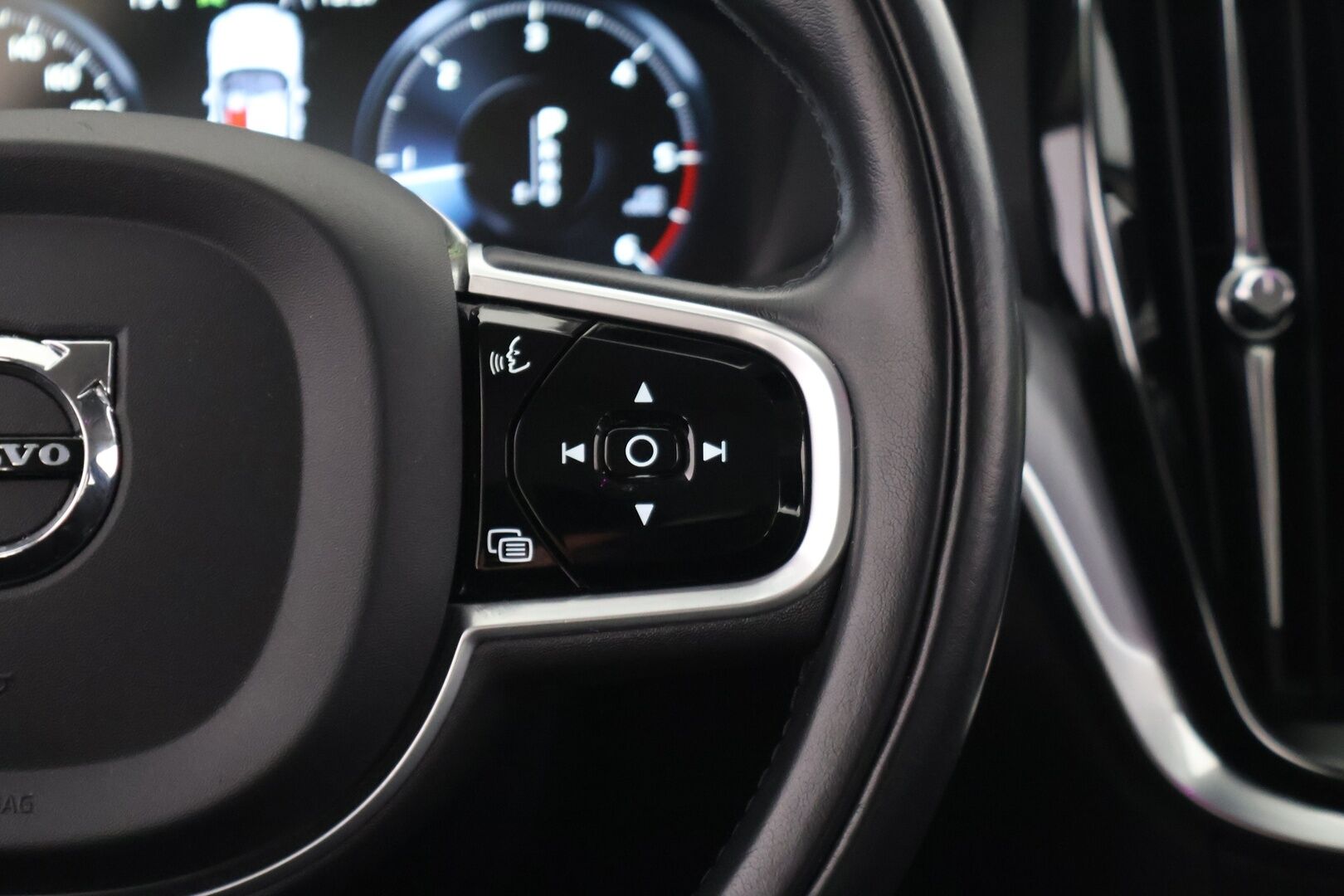 Volvo V60 2020 D3 Momentum aut - Suomi-auto | ACC | P-kamera | Webasto | SENSUS | Keylessgo | Kahdet renkaat aluvanteilla | Sähkötoiminen takaluukku | Liikennemerkki tunnistus | AppleCarPlay | Androidauto | 