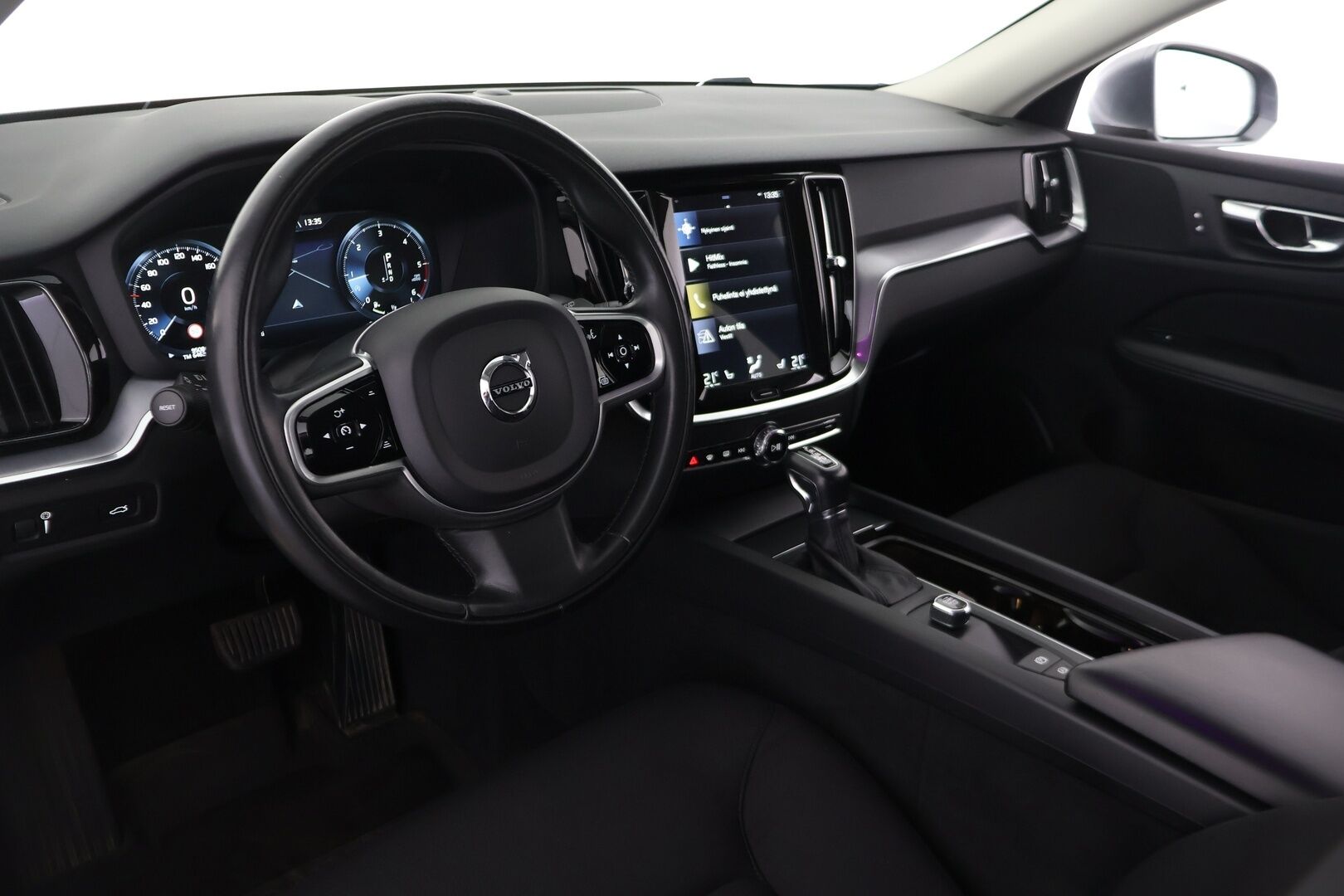 Volvo V60 2020 D3 Momentum aut - Suomi-auto | ACC | P-kamera | Webasto | SENSUS | Keylessgo | Kahdet renkaat aluvanteilla | Sähkötoiminen takaluukku | Liikennemerkki tunnistus | AppleCarPlay | Androidauto | 