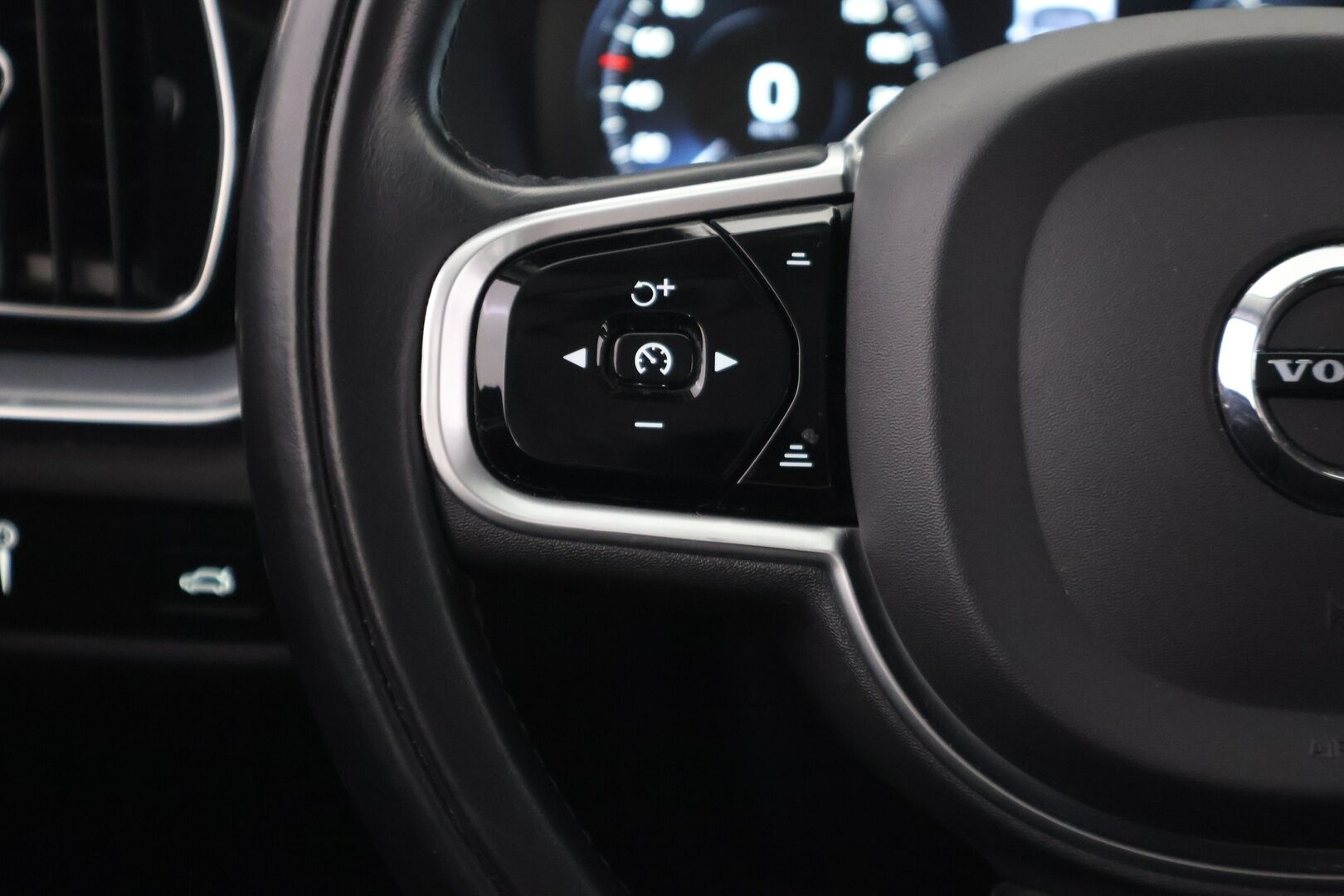 Volvo V60 2020 D3 Momentum aut - Suomi-auto | ACC | P-kamera | Webasto | SENSUS | Keylessgo | Kahdet renkaat aluvanteilla | Sähkötoiminen takaluukku | Liikennemerkki tunnistus | AppleCarPlay | Androidauto | 