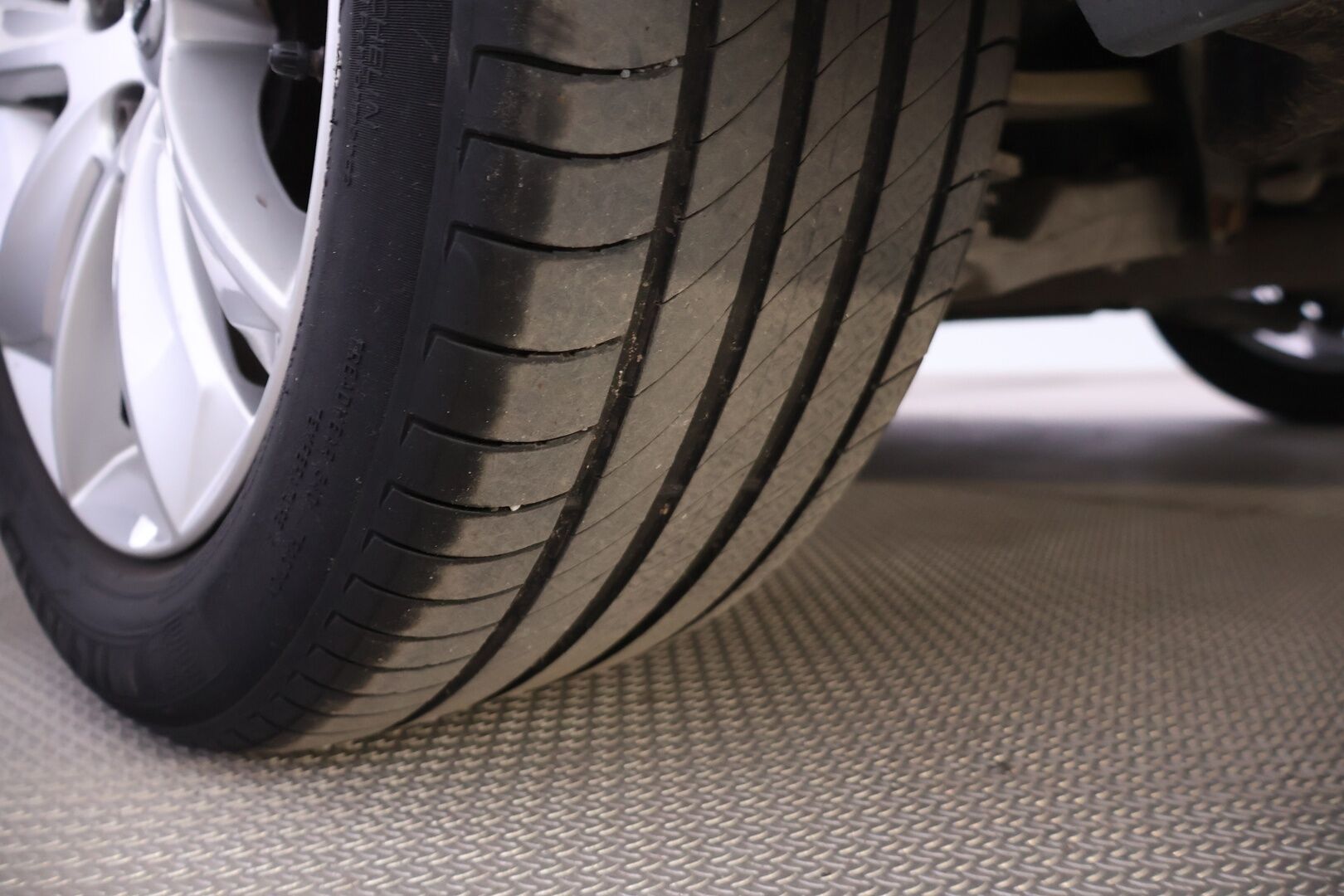 Volvo V60 2020 D3 Momentum aut * ACC / P-kamera / Webasto / Isofix / Keylessgo - Kahdet renkaat aluvanteilla / Suomi-auto / Sähkötoiminen takaluukku / Liikennemerkki tunnistus varustus - HULLUT AVAJAISHULINAT KORKOTARJOUS 3,29 %