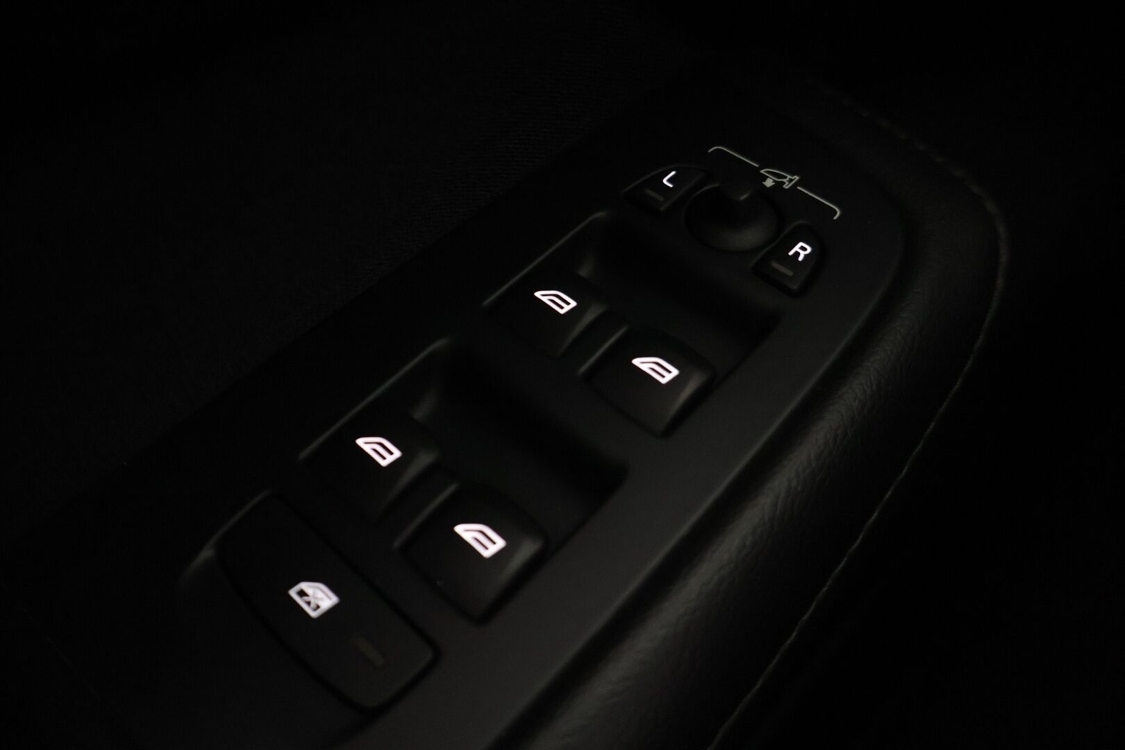 Volvo V60 2020 D3 Momentum aut * ACC / P-kamera / Webasto / Isofix / Keylessgo - Kahdet renkaat aluvanteilla / Suomi-auto / Sähkötoiminen takaluukku / Liikennemerkki tunnistus varustus - HULLUT AVAJAISHULINAT KORKOTARJOUS 3,29 %