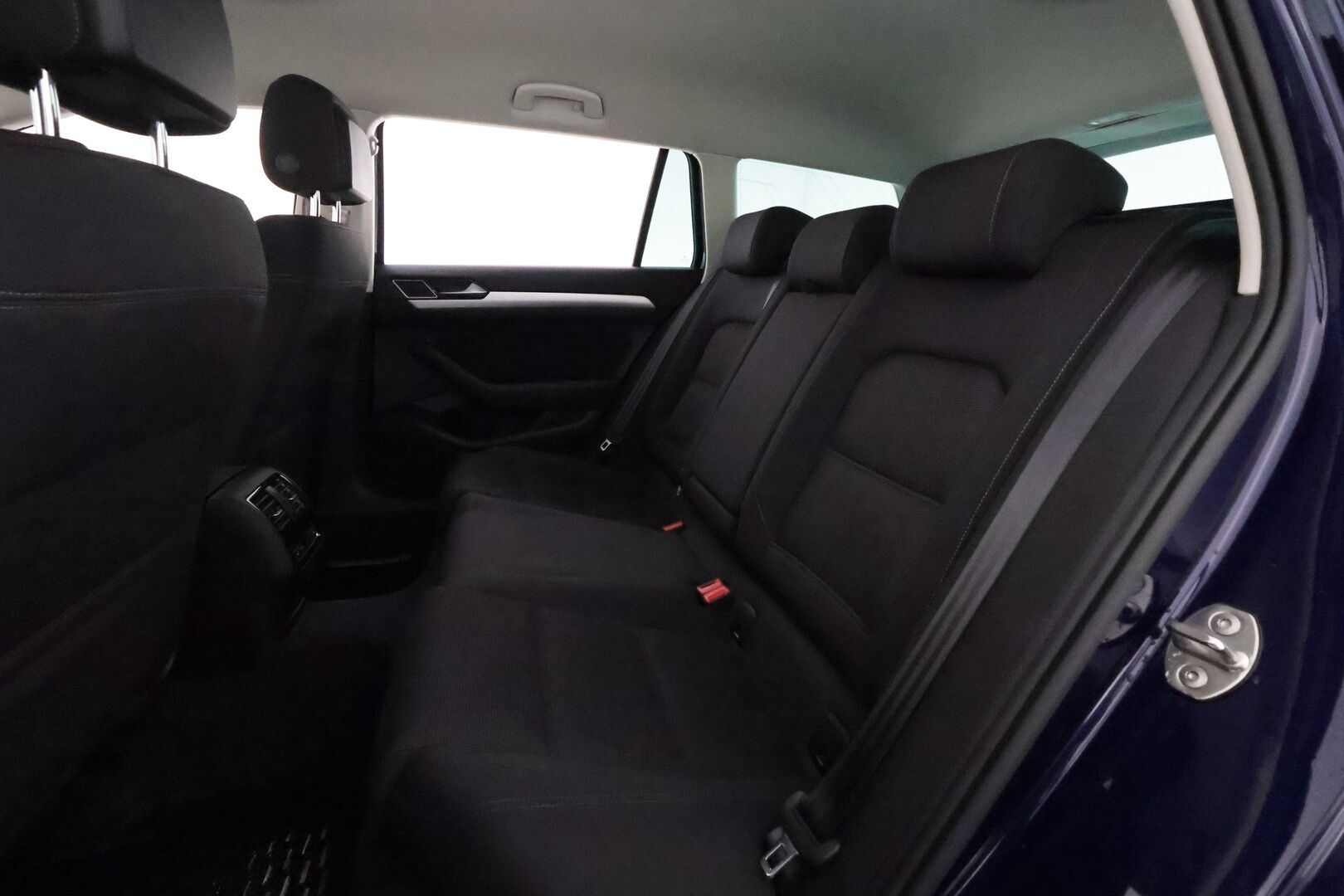 Volkswagen Passat 2019 Variant Comfortline 2,0 TDI 110 kW DSG **Adapt.vakkari / Webasto / Koukku / LED / P.tutkat / Sähhköluukku** - Suomi-auto / Kahdet renkaat aluvanteilla / Ratin ja tuulilasin lämmitin / Penkinlämmittimet takana