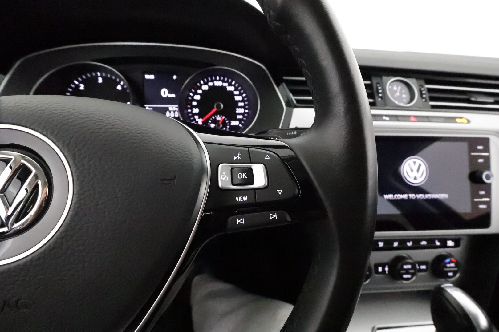 Volkswagen Passat 2019 Variant Comfortline 2,0 TDI 110 kW DSG **Adapt.vakkari / Webasto / Koukku / LED / P.tutkat / Sähhköluukku** - Suomi-auto / Kahdet renkaat aluvanteilla / Ratin ja tuulilasin lämmitin / Penkinlämmittimet takana