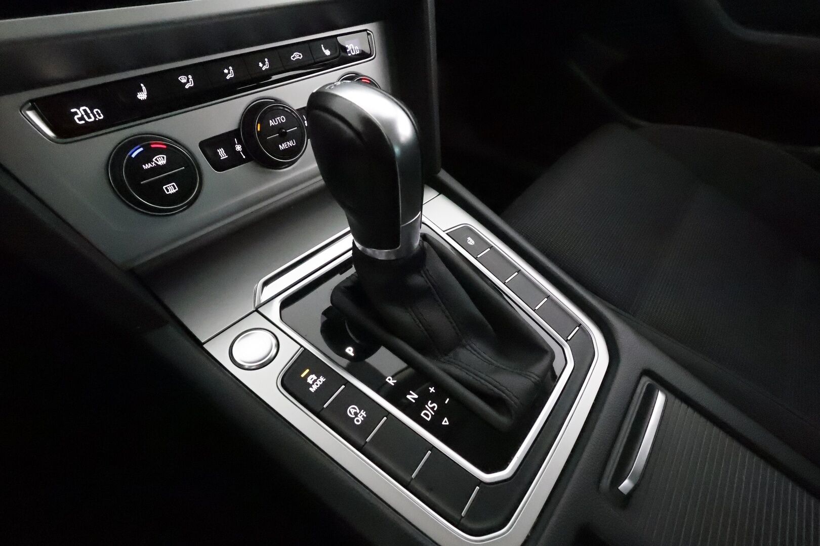 Volkswagen Passat 2019 Variant Comfortline 2,0 TDI 110 kW DSG **Adapt.vakkari / Webasto / Koukku / LED / P.tutkat / Sähhköluukku** - Suomi-auto / Kahdet renkaat aluvanteilla / Ratin ja tuulilasin lämmitin / Penkinlämmittimet takana