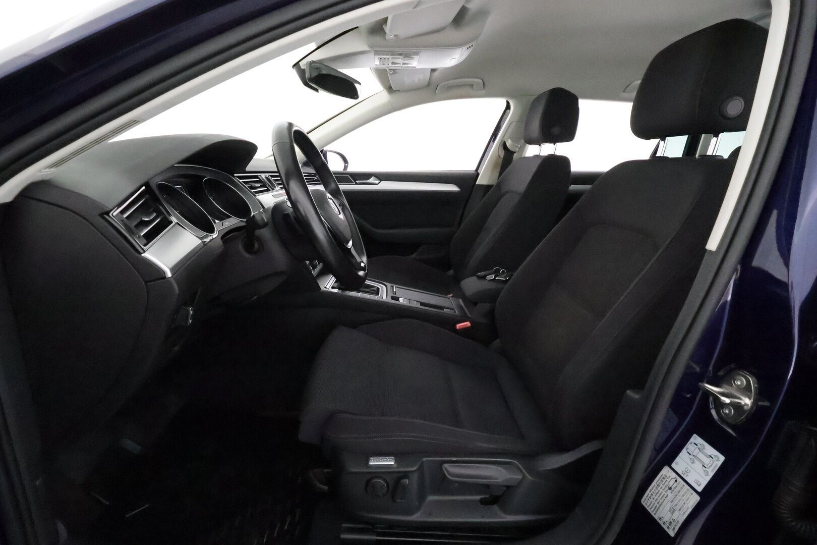Volkswagen Passat 2019 Variant Comfortline 2,0 TDI 110 kW DSG **Adapt.vakkari / Webasto / Koukku / LED / P.tutkat / Sähhköluukku** - Suomi-auto / Kahdet renkaat aluvanteilla / Ratin ja tuulilasin lämmitin / Penkinlämmittimet takana