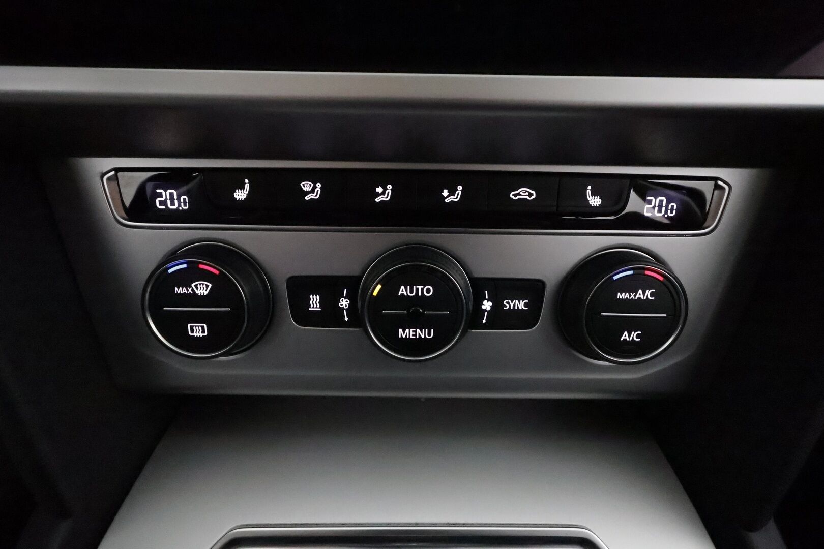 Volkswagen Passat 2019 Variant Comfortline 2,0 TDI 110 kW DSG **Adapt.vakkari / Webasto / Koukku / LED / P.tutkat / Sähhköluukku** - Suomi-auto / Kahdet renkaat aluvanteilla / Ratin ja tuulilasin lämmitin / Penkinlämmittimet takana