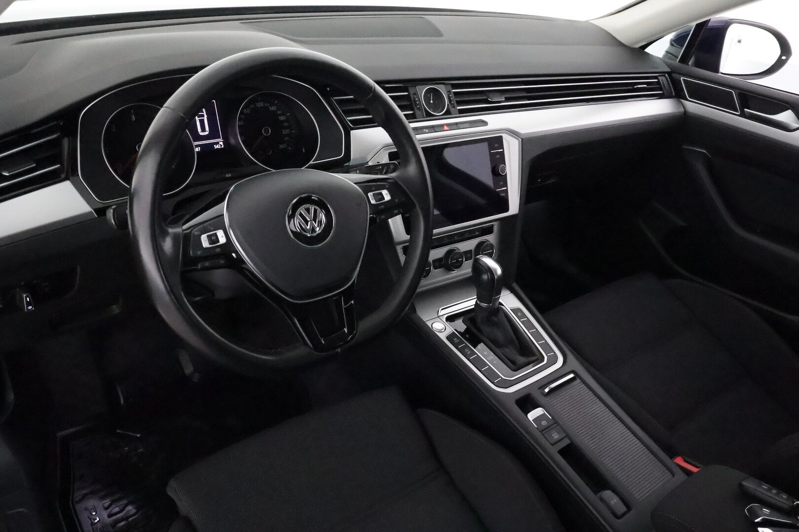 Volkswagen Passat 2019 Variant Comfortline 2,0 TDI 110 kW DSG **Adapt.vakkari / Webasto / Koukku / LED / P.tutkat / Sähhköluukku** - Suomi-auto / Kahdet renkaat aluvanteilla / Ratin ja tuulilasin lämmitin / Penkinlämmittimet takana