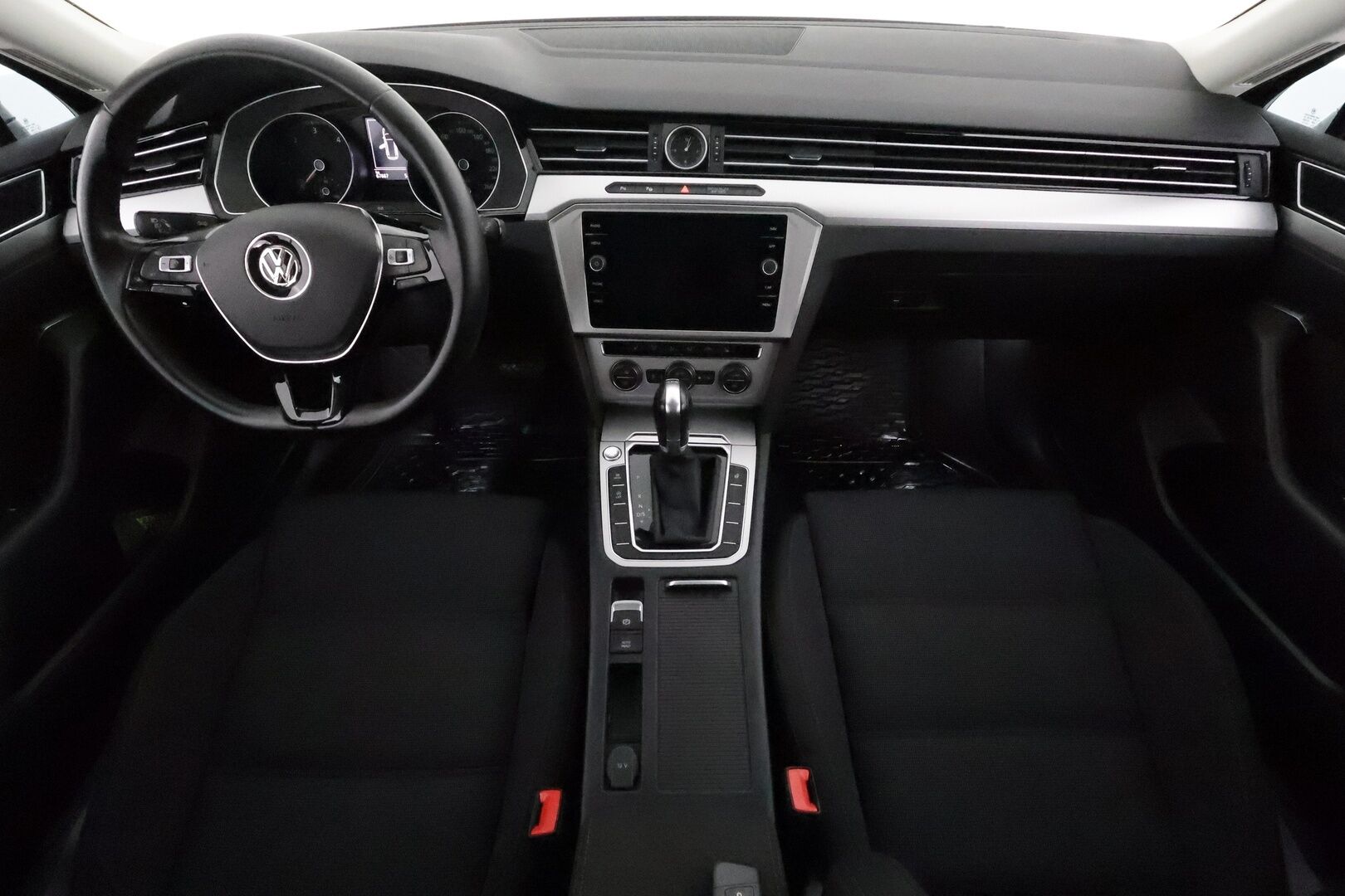 Volkswagen Passat 2019 Variant Comfortline 2,0 TDI 110 kW DSG **Adapt.vakkari / Webasto / Koukku / LED / P.tutkat / Sähhköluukku** - Suomi-auto / Kahdet renkaat aluvanteilla / Ratin ja tuulilasin lämmitin / Penkinlämmittimet takana