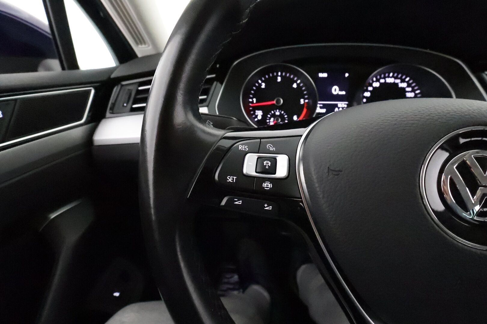 Volkswagen Passat 2019 Variant Comfortline 2,0 TDI 110 kW DSG **Adapt.vakkari / Webasto / Koukku / LED / P.tutkat / Sähhköluukku** - Suomi-auto / Kahdet renkaat aluvanteilla / Ratin ja tuulilasin lämmitin / Penkinlämmittimet takana