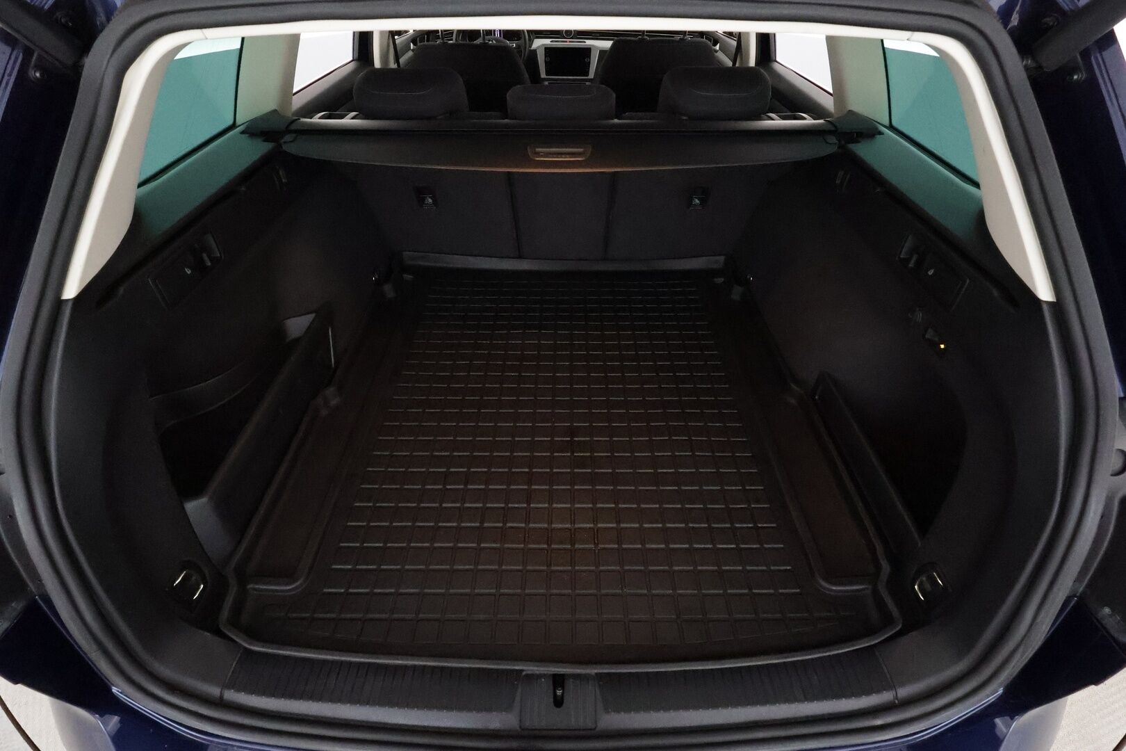 Volkswagen Passat 2019 Variant Comfortline 2,0 TDI 110 kW DSG **Adapt.vakkari / Webasto / Koukku / LED / P.tutkat / Sähhköluukku** - Suomi-auto / Kahdet renkaat aluvanteilla / Ratin ja tuulilasin lämmitin / Penkinlämmittimet takana