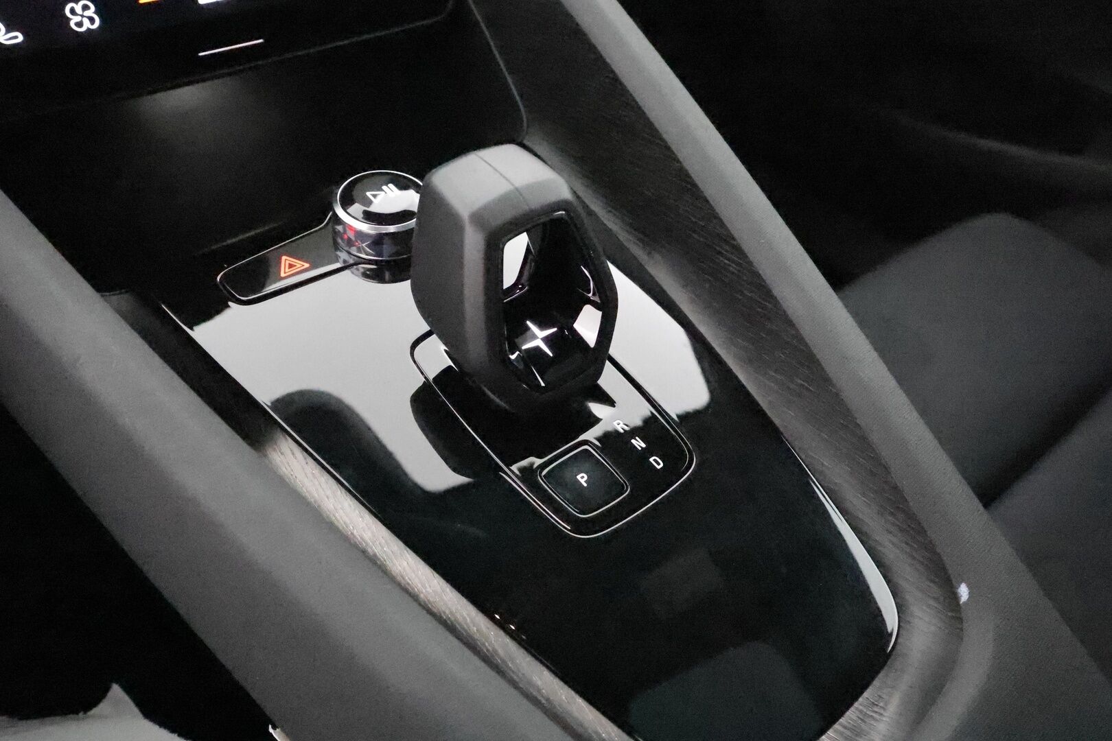 Polestar 2 2022 Long Range Single Motor **1.Om Suomi-auto / Lämpöpumppu / Koukku / Sporttipenkki Muistilla / P. Kamera / Harman/Kardon** - 3,99 % KORKOTARJOUS TÄHÄN AUTOON - Akku kuntotarkastettu / LED-valot / Google Maps / Kaistavahti / KeylessGO / 2x Renkaat 