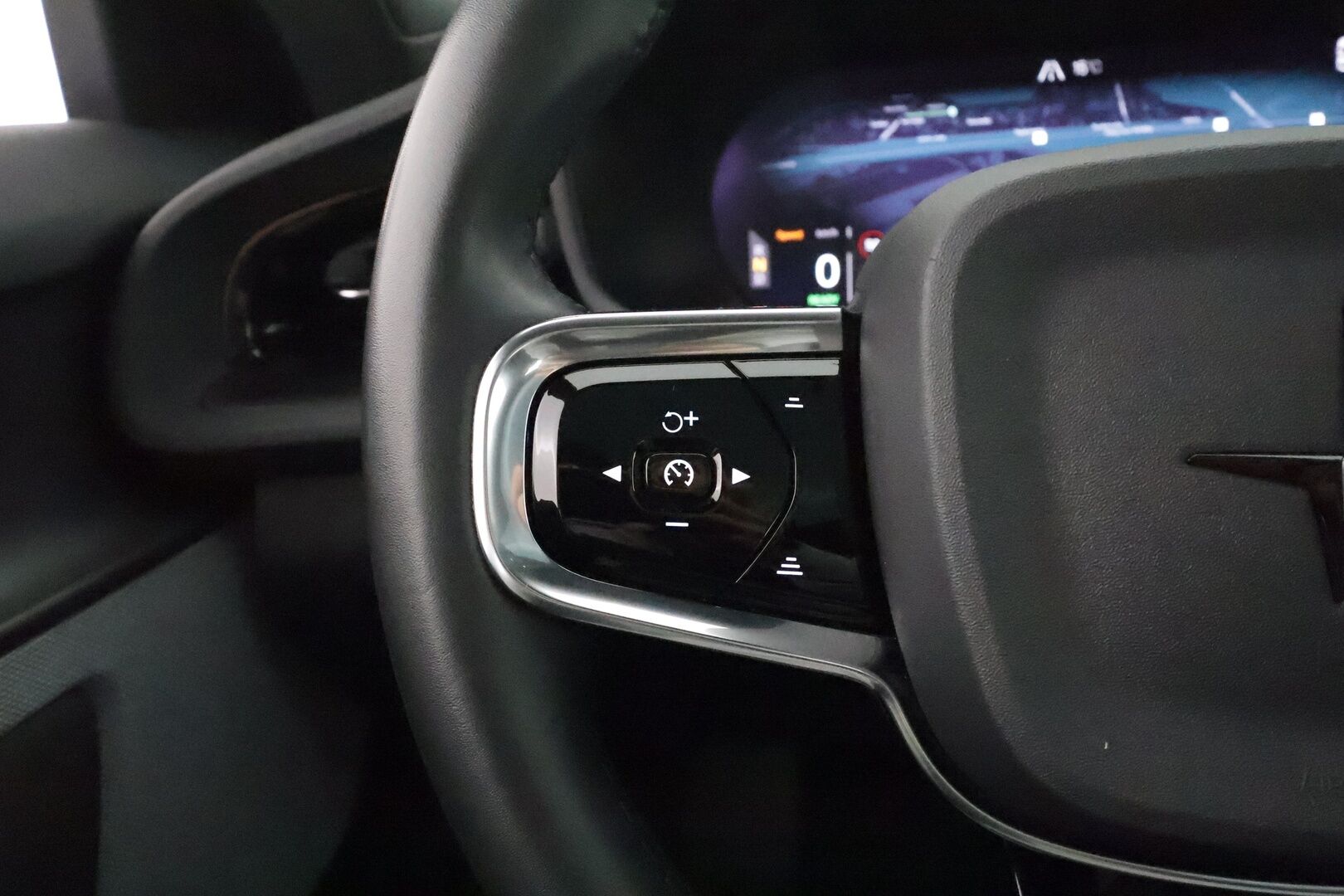 Polestar 2 2022 Long Range Single Motor **1.Om Suomi-auto / Lämpöpumppu / Koukku / Sporttipenkki Muistilla / P. Kamera / Harman/Kardon** - 3,99 % KORKOTARJOUS TÄHÄN AUTOON - Akku kuntotarkastettu / LED-valot / Google Maps / Kaistavahti / KeylessGO / 2x Renkaat 