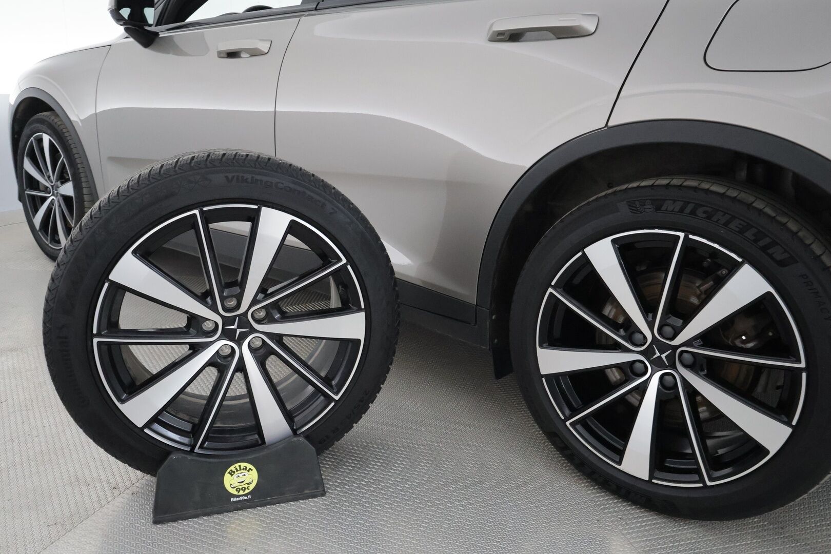 Polestar 2 2022 Long Range Single Motor **1.Om Suomi-auto / Lämpöpumppu / Koukku / Sporttipenkki Muistilla / P. Kamera / Harman/Kardon** - 3,99 % KORKOTARJOUS TÄHÄN AUTOON - Akku kuntotarkastettu / LED-valot / Google Maps / Kaistavahti / KeylessGO / 2x Renkaat 