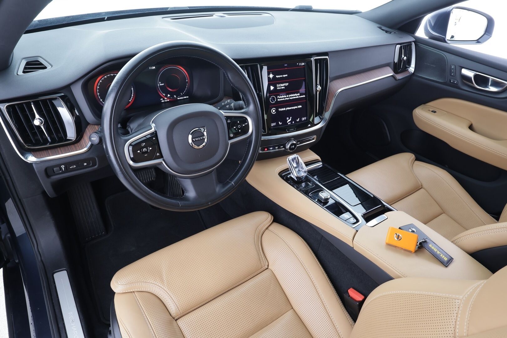 Volvo V60 2022 T6 AWD Long Range Inscription Edition aut - | Panorama | Koukku | ACC | Full-LED | P.Kamera | Ilmastoidut Sporttinahat Muistilla | Lisälämmitin | Kaistavahti | Navi | Keyless | Merkkihuollot | 2x Latauskaapelit | Kahdet renkaat | Suomi-auto |