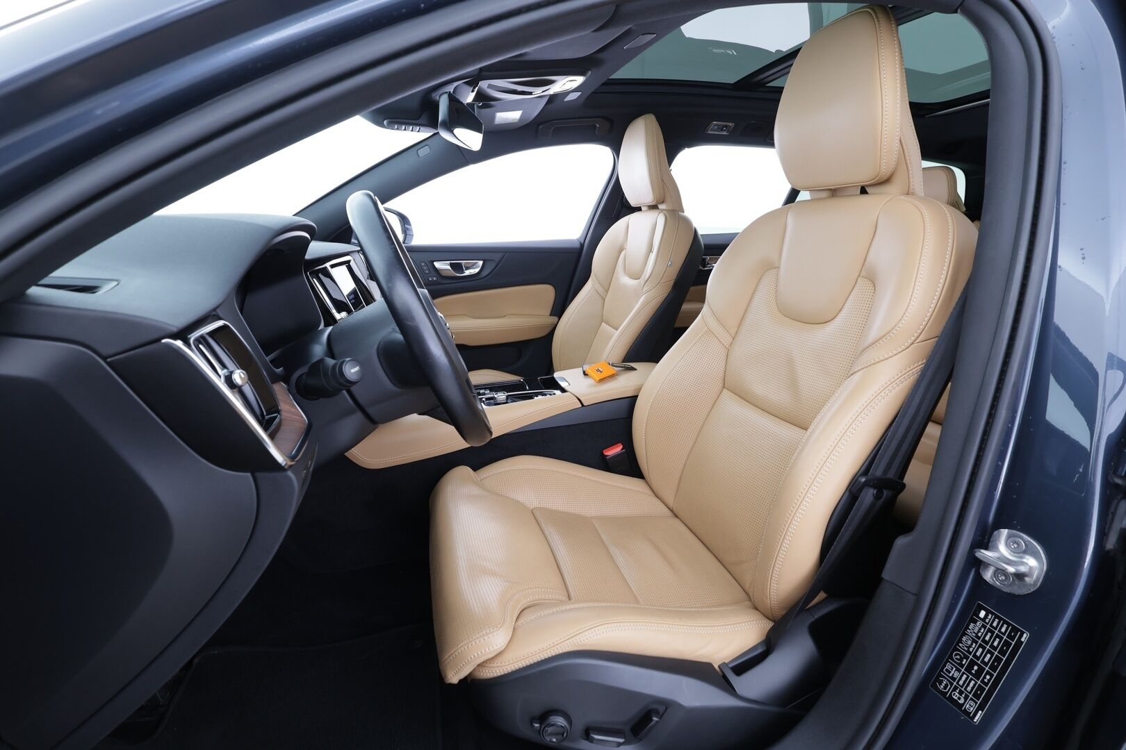 Volvo V60 2022 T6 AWD Long Range Inscription Edition aut - | Panorama | Koukku | ACC | Full-LED | P.Kamera | Ilmastoidut Sporttinahat Muistilla | Lisälämmitin | Kaistavahti | Navi | Keyless | Merkkihuollot | 2x Latauskaapelit | Kahdet renkaat | Suomi-auto |