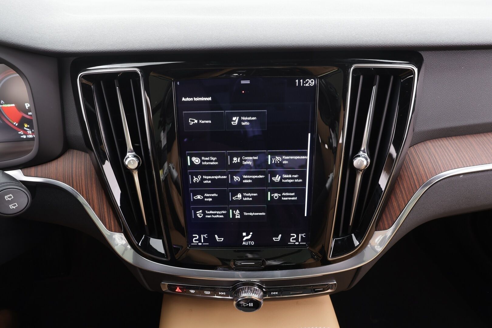 Volvo V60 2022 T6 AWD Long Range Inscription Edition aut - | Panorama | Koukku | ACC | Full-LED | P.Kamera | Ilmastoidut Sporttinahat Muistilla | Lisälämmitin | Kaistavahti | Navi | Keyless | Merkkihuollot | 2x Latauskaapelit | Kahdet renkaat | Suomi-auto |