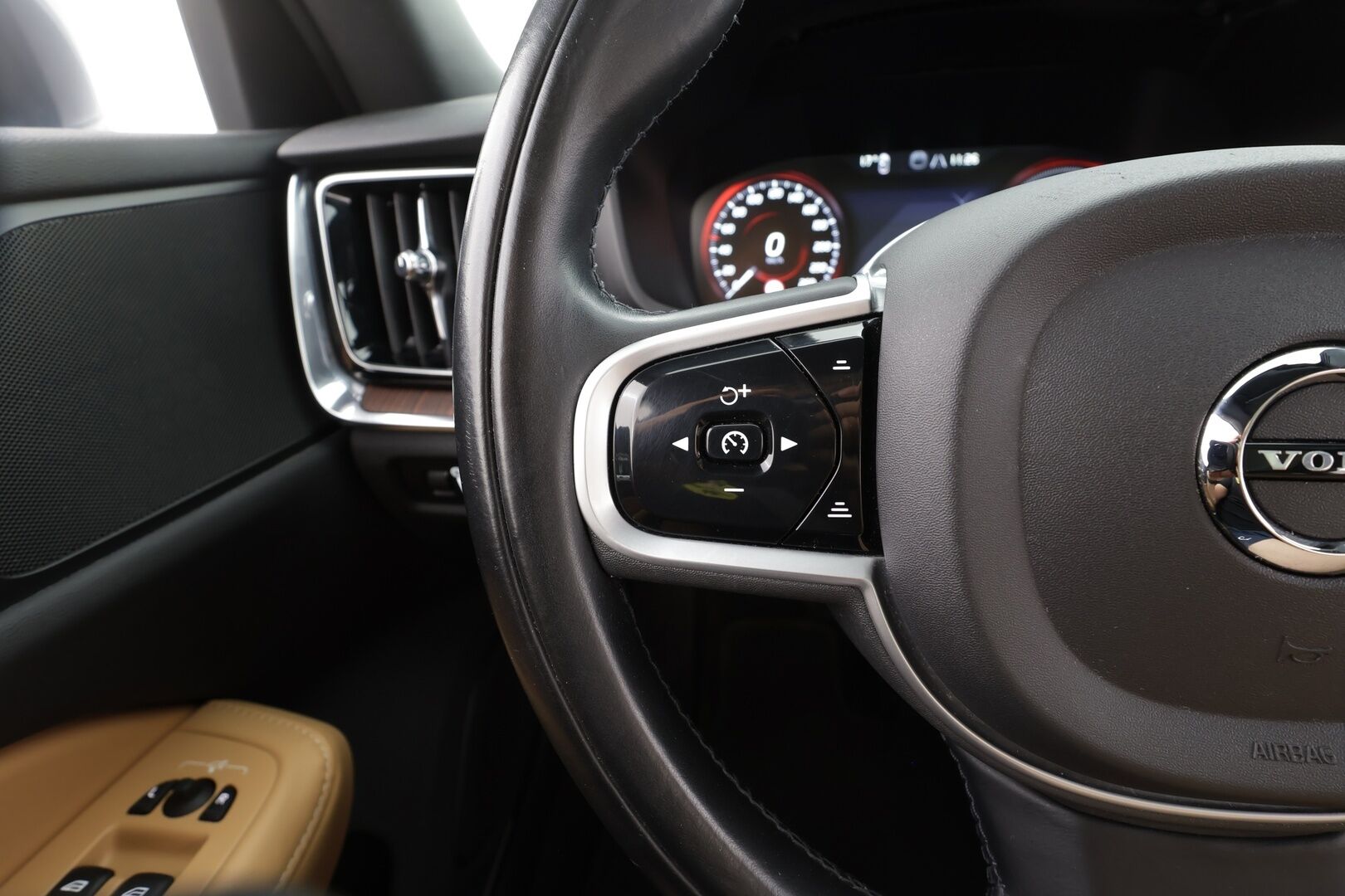 Volvo V60 2022 T6 AWD Long Range Inscription Edition aut - | Panorama | Koukku | ACC | Full-LED | P.Kamera | Ilmastoidut Sporttinahat Muistilla | Lisälämmitin | Kaistavahti | Navi | Keyless | Merkkihuollot | 2x Latauskaapelit | Kahdet renkaat | Suomi-auto |