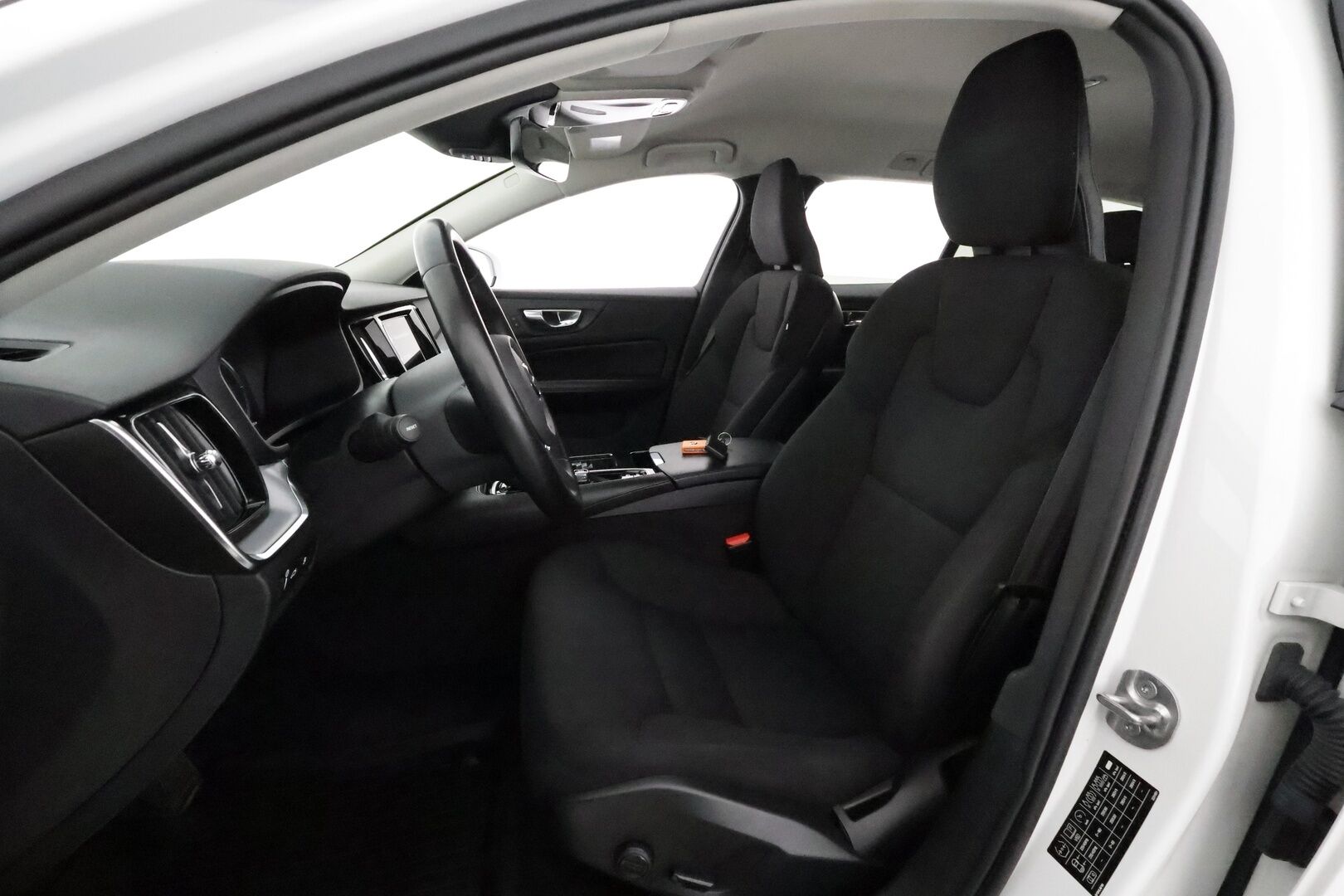 Volvo V60 2022 T6 AWD Long Range Inscription Expression **Vakkari / Keyless / P.tutka - 1 om Suomi auto / Kahdet renkaat aluvanteilla