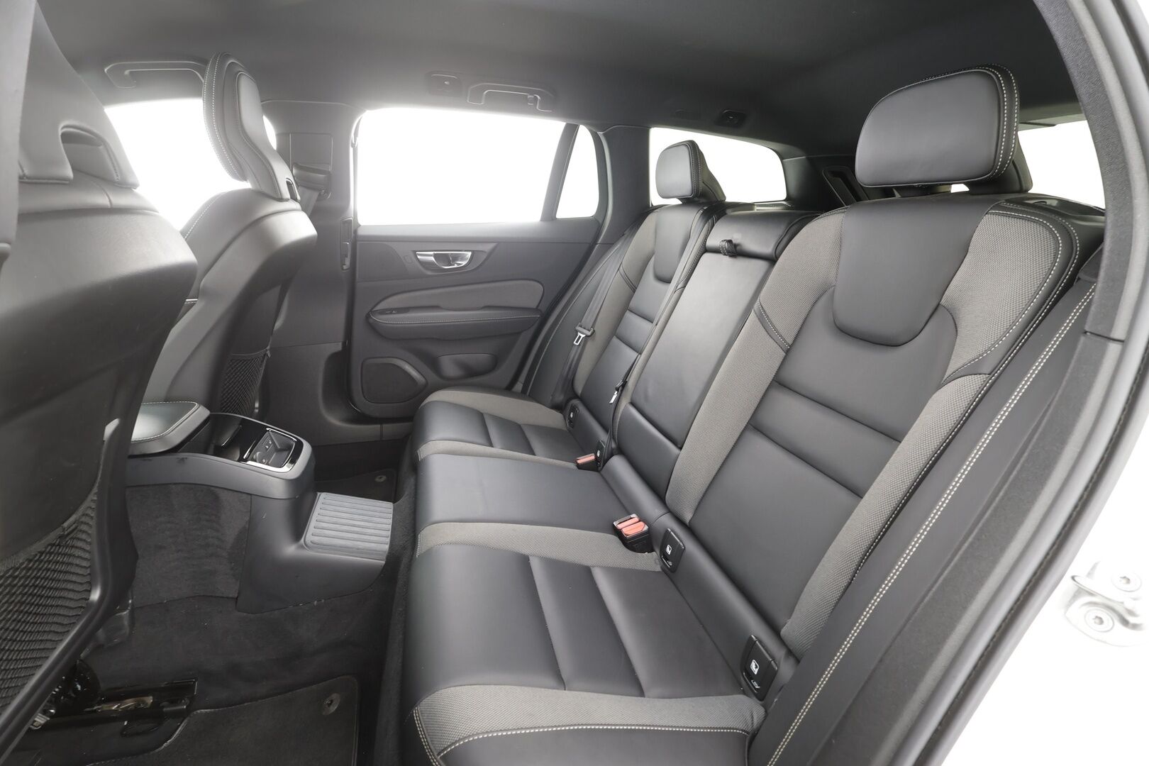 Volvo V60 2022 T6 AWD Long Range R-Design Edition aut - | ACC | Pilot assist | Muistipenkki | Full-LED | Puolinahat | Sporttipenkit | P.kamera | Keyless | High performance audio | Merkkihuollot | 