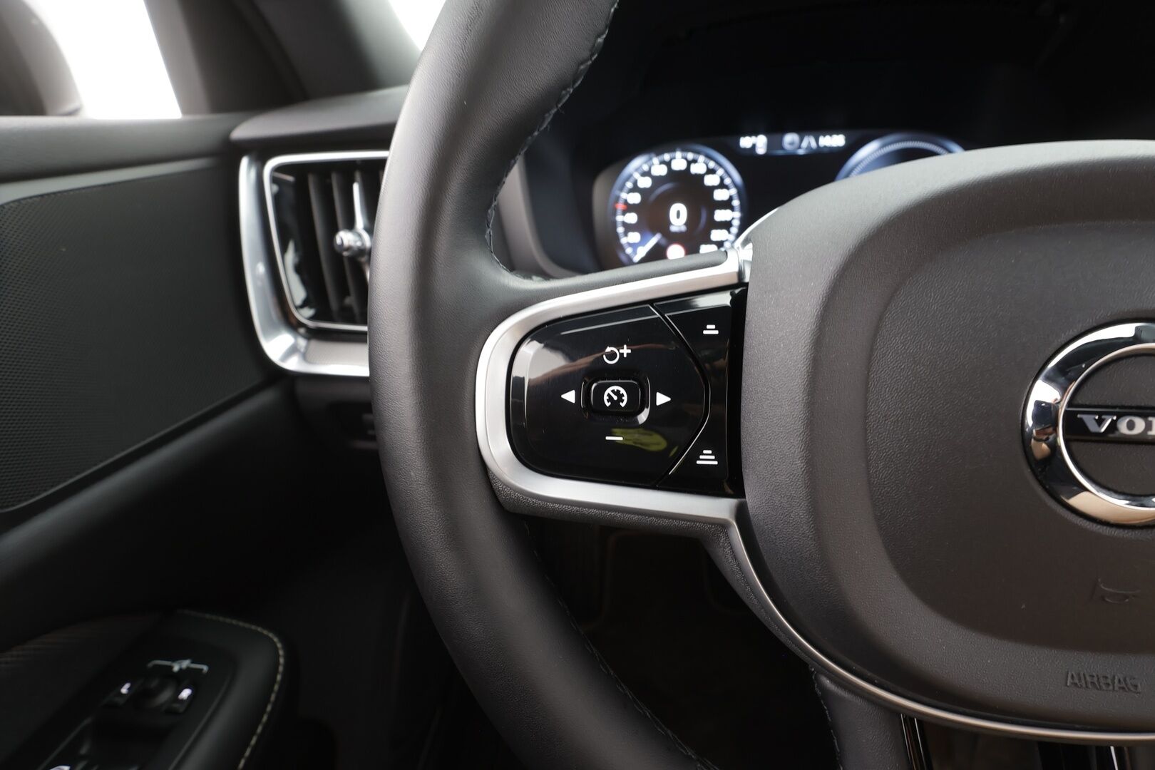 Volvo V60 2022 T6 AWD Long Range R-Design Edition aut - | ACC | Pilot assist | Muistipenkki | Full-LED | Puolinahat | Sporttipenkit | P.kamera | Keyless | High performance audio | Merkkihuollot | 