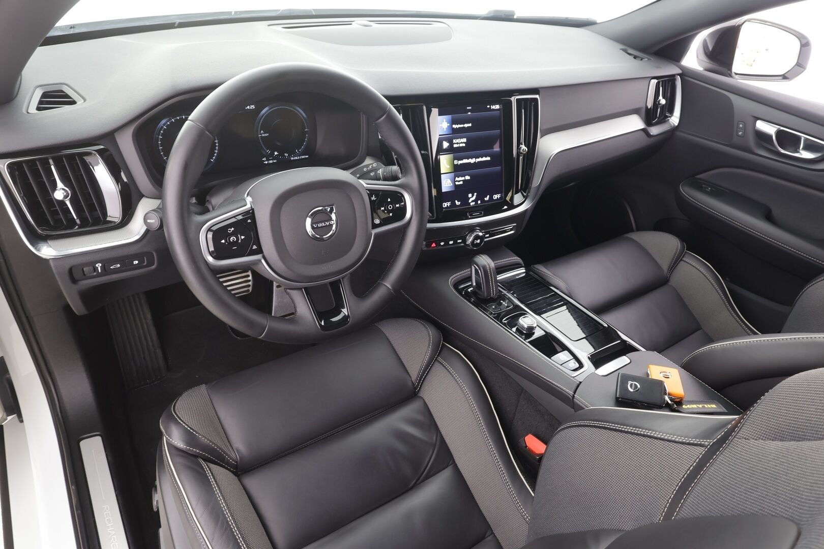 Volvo V60 2022 T6 AWD Long Range R-Design Edition aut - | ACC | Pilot assist | Muistipenkki | Full-LED | Puolinahat | Sporttipenkit | P.kamera | Keyless | High performance audio | Merkkihuollot | 