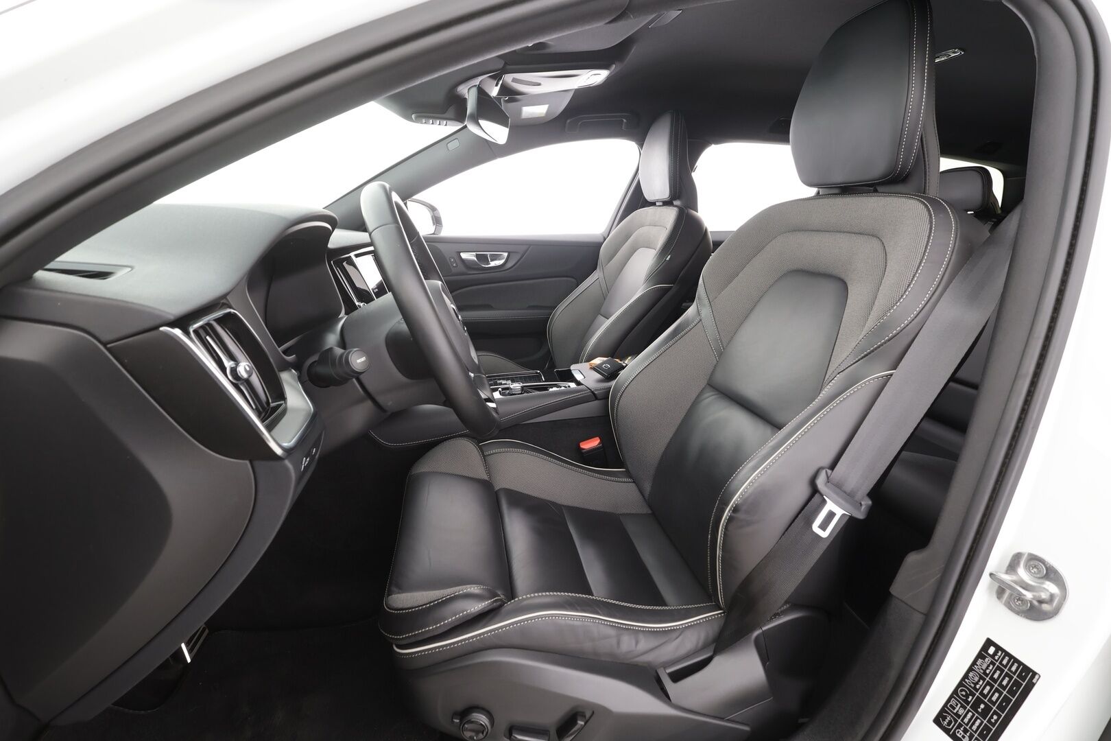Volvo V60 2022 T6 AWD Long Range R-Design Edition aut - | ACC | Pilot assist | Muistipenkki | Full-LED | Puolinahat | Sporttipenkit | P.kamera | Keyless | High performance audio | Merkkihuollot | 