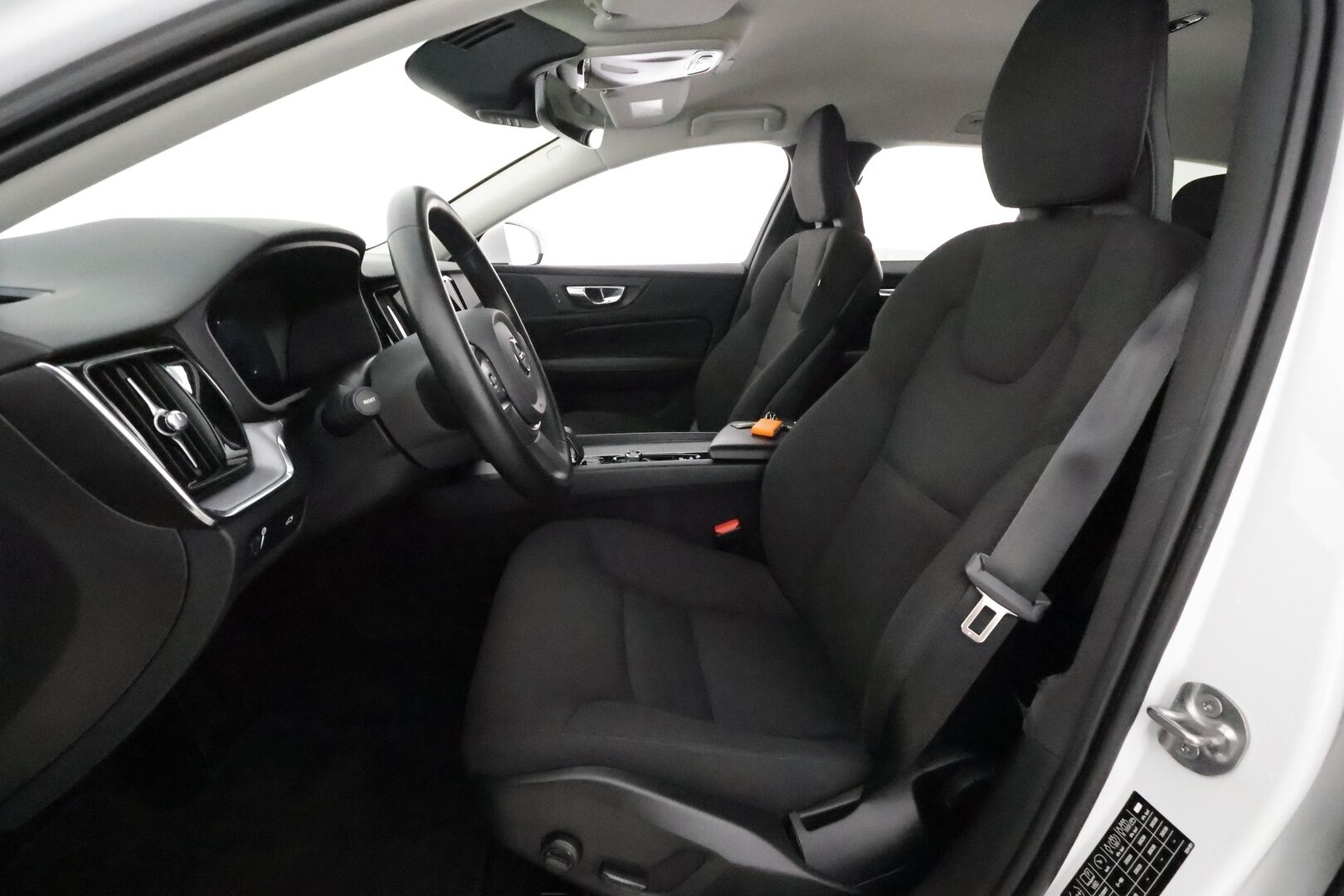 Volvo V60 2022 B3 MHEV Business Edition DCT aut **Webasto / Koukku / Adapt.vakkari / P.kamera / KeylessGo**