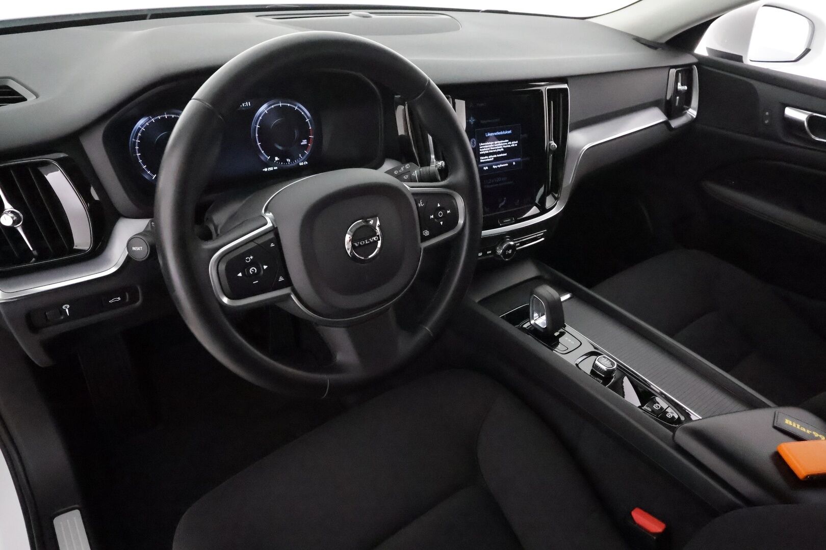 Volvo V60 2022 B3 MHEV Business Edition DCT aut **Webasto / Koukku / Adapt.vakkari / P.kamera / KeylessGo**