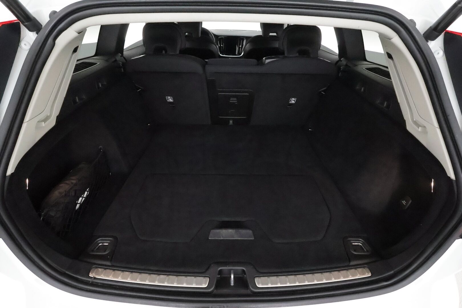 Volvo V60 2022 B3 MHEV Business Edition DCT aut **Webasto / Koukku / Adapt.vakkari / P.kamera / KeylessGo**