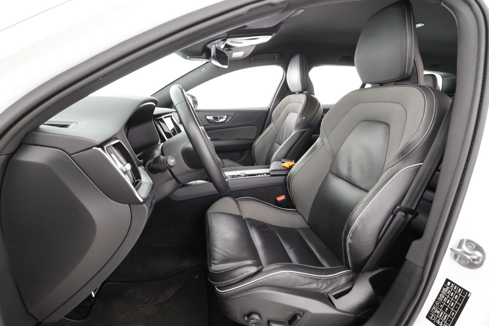 Volvo V60 2022 B4 MHEV Business R-Design Edition DCT aut * Webasto / Koukku / ACC / Full-LED / P.Kamera / Muistipenkki / Navi / Keyless * - 1-om Suomi-auto / Kahdet renkaat aluvanteilla / Merkkihuollot