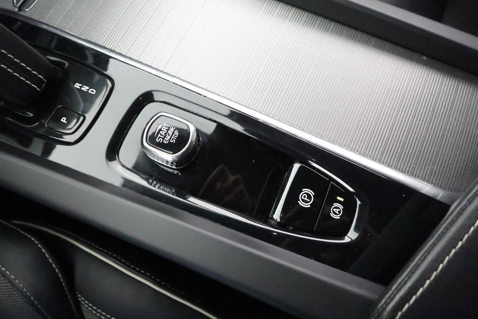 Volvo V60 2022 B4 MHEV Business R-Design Edition DCT aut * Webasto / Koukku / ACC / Full-LED / P.Kamera / Muistipenkki / Navi / Keyless * - 1-om Suomi-auto / Kahdet renkaat aluvanteilla / Merkkihuollot