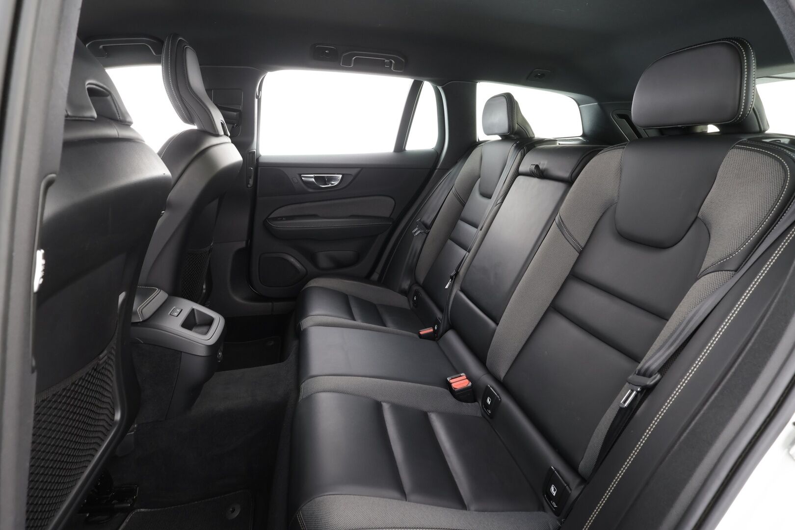 Volvo V60 2022 B4 MHEV Business R-Design Edition DCT aut * Webasto / Koukku / ACC / Full-LED / P.Kamera / Muistipenkki / Navi / Keyless * - 1-om Suomi-auto / Kahdet renkaat aluvanteilla / Merkkihuollot